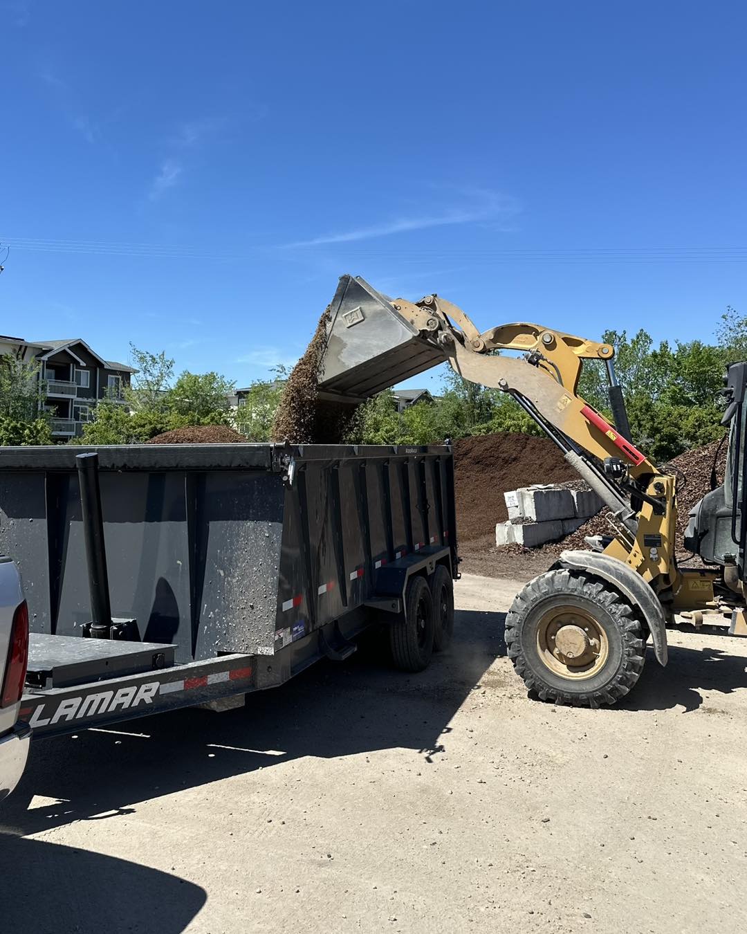 Two-axle dump trailer