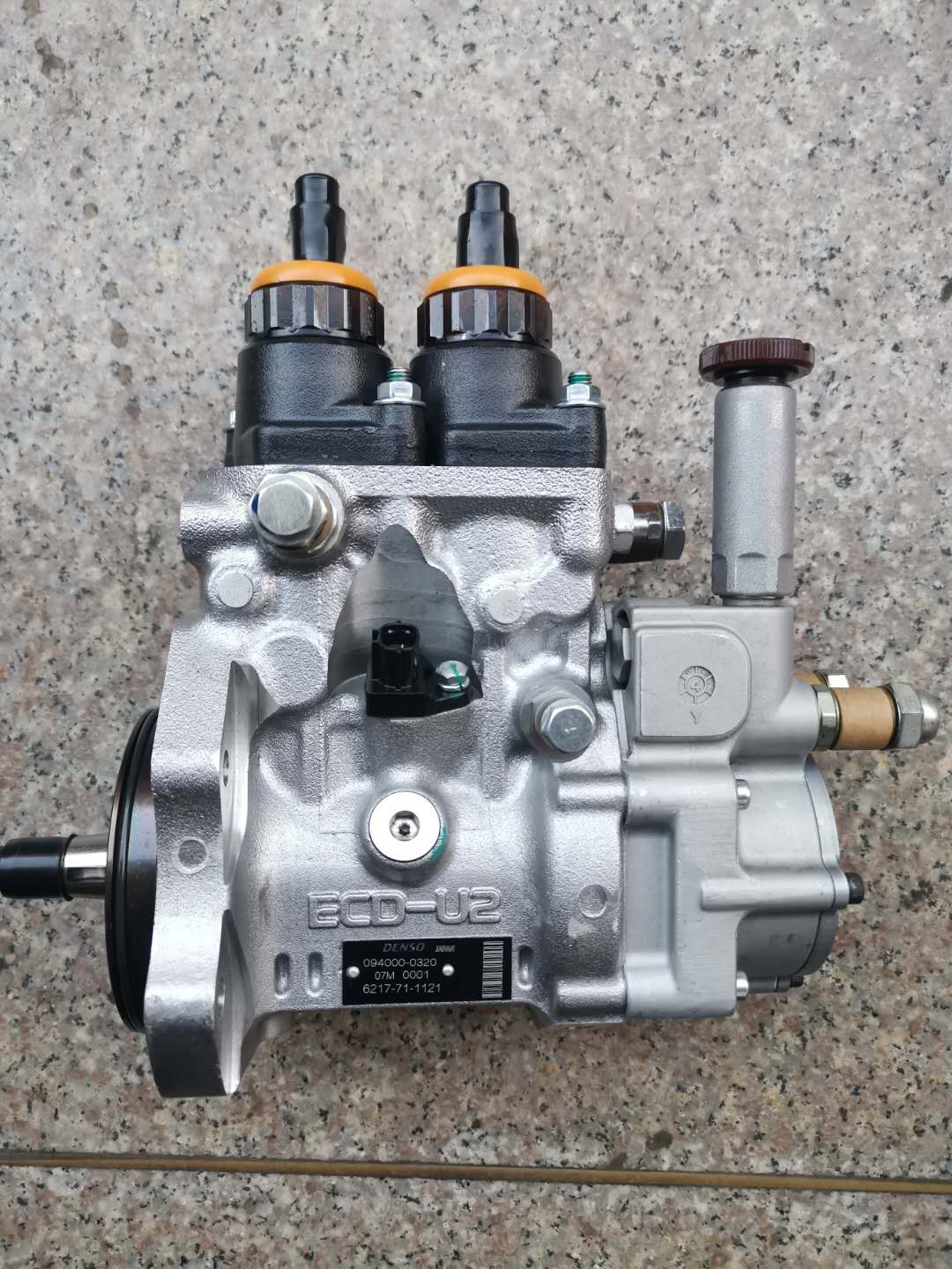 适用于小松6D140-3发动机的燃油喷射泵6217-71-1121，也适用于D155AX-5、D155AX-6型推土机。