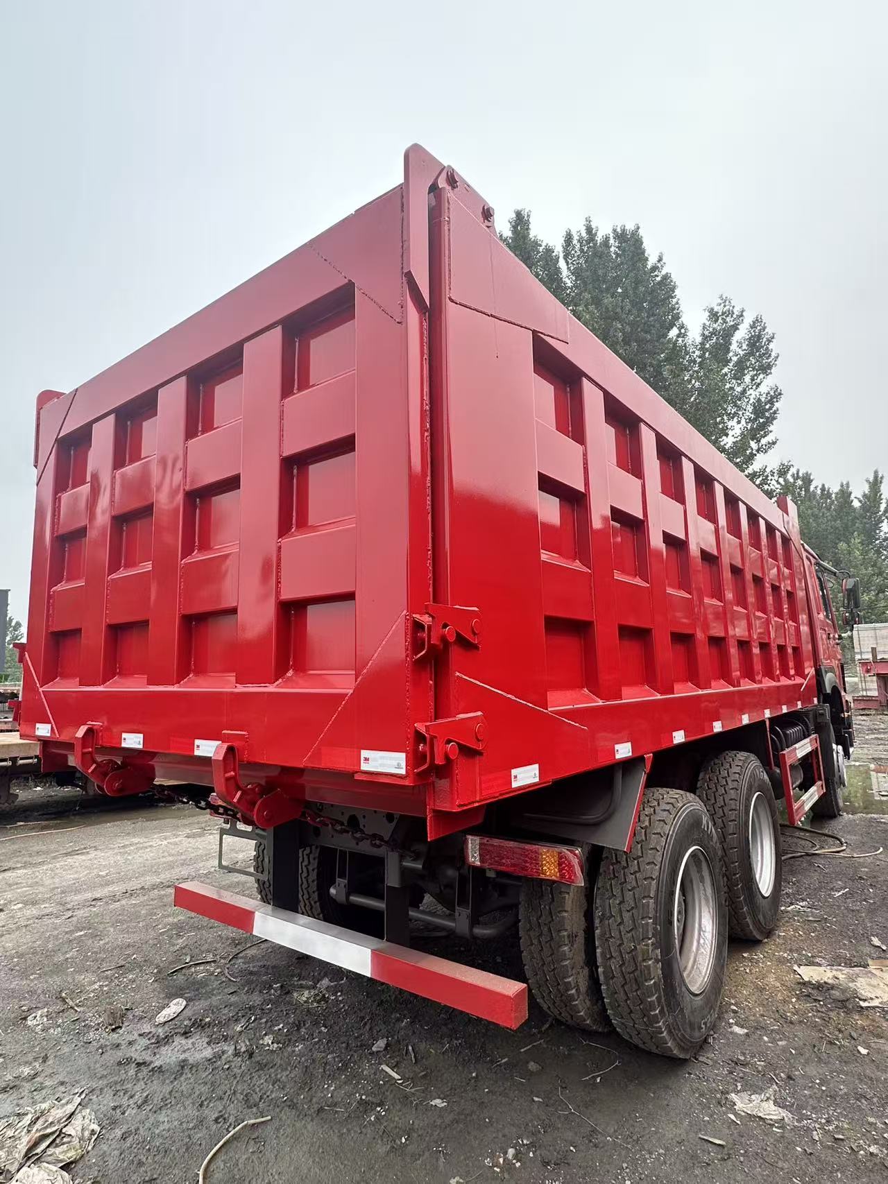 SINOTRUK HOWO 371HP Export Dump Truck 5.6m Construction Tipper Mining Dumper With Export License