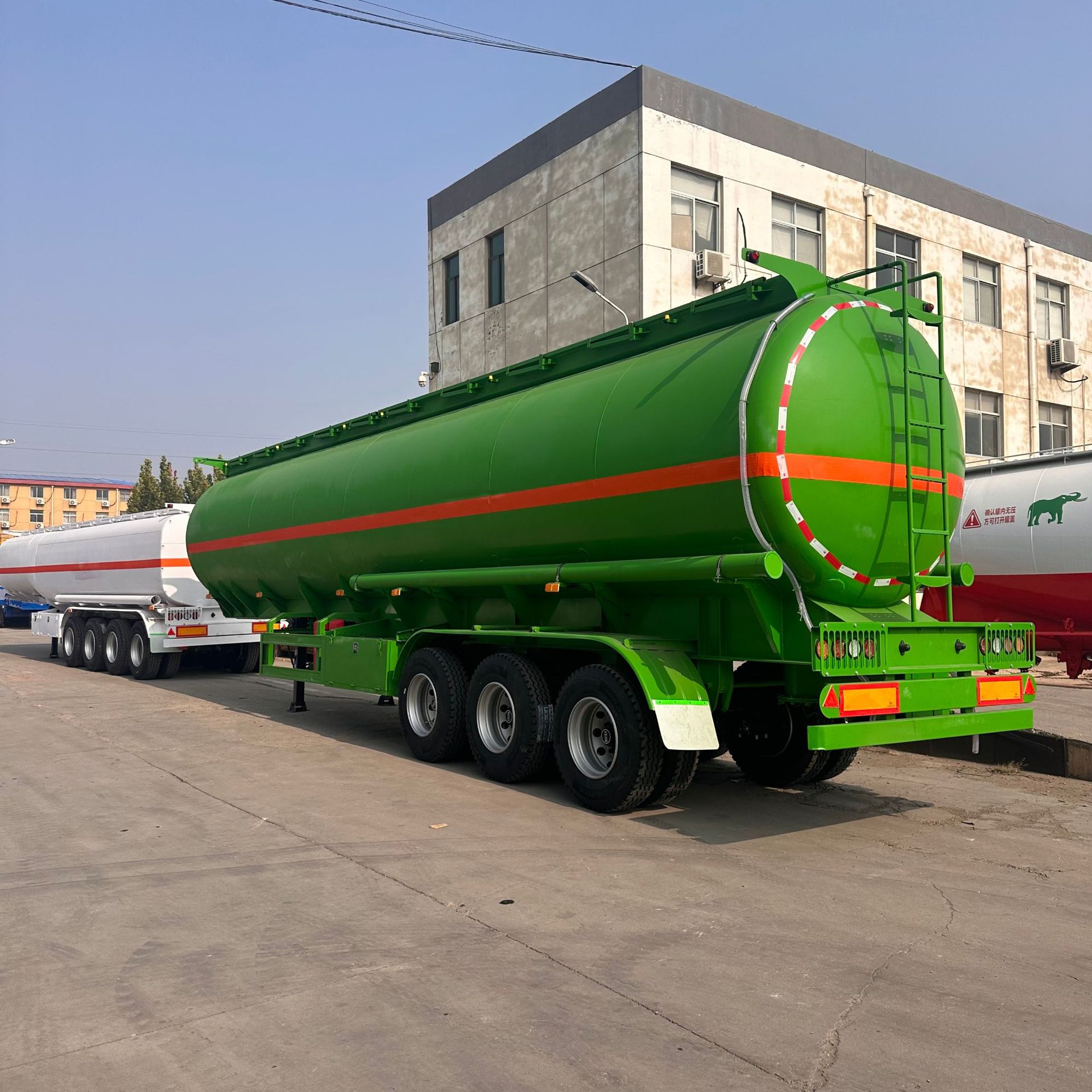 3-Axle Liquid Fuel/Oil Tank Semi-Trailer