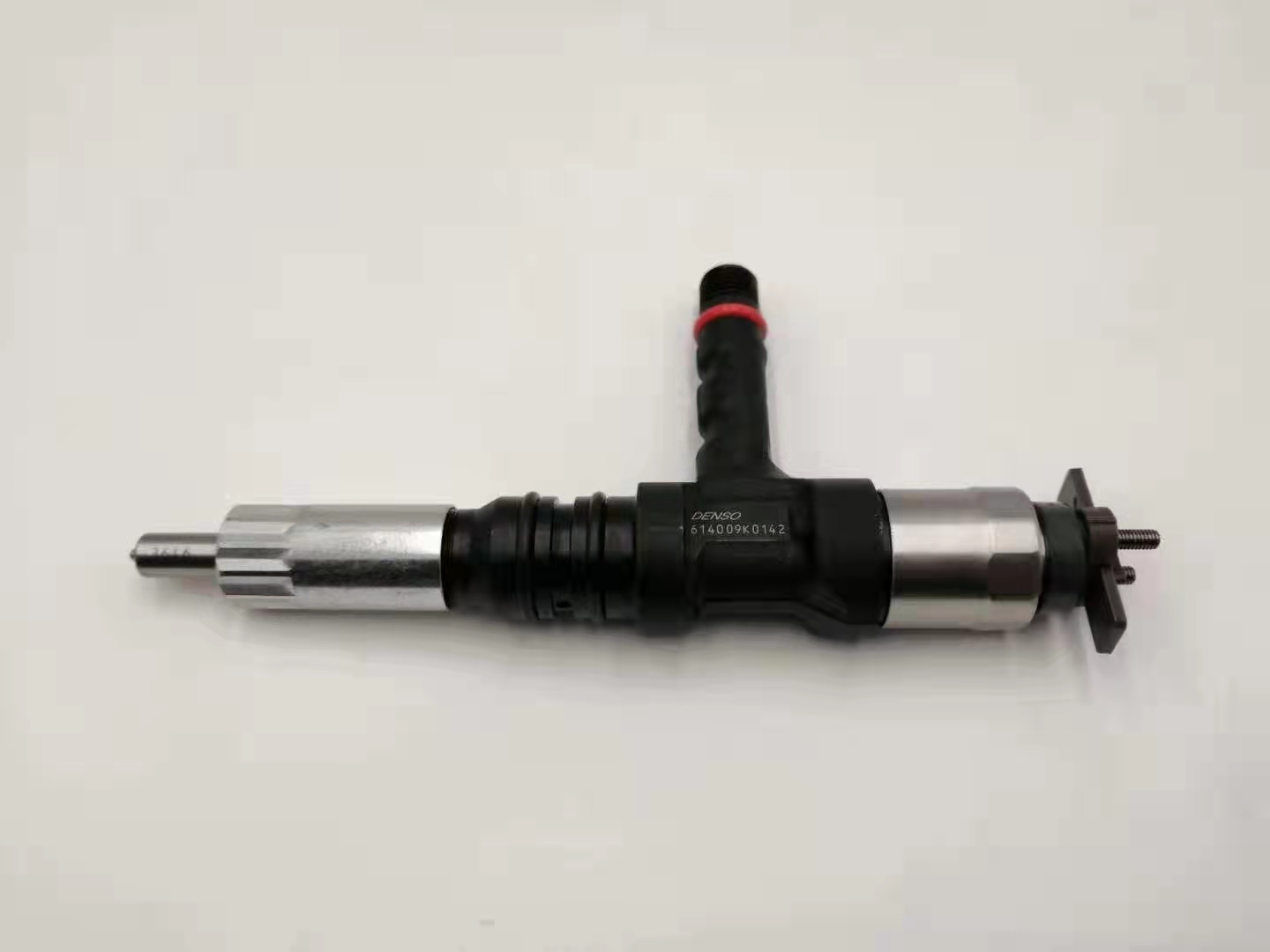 Fuel Injector 6218-11-3100 (Denso 095000-0562) for Komatsu D155A-5 & SA6D140E-3 Engine