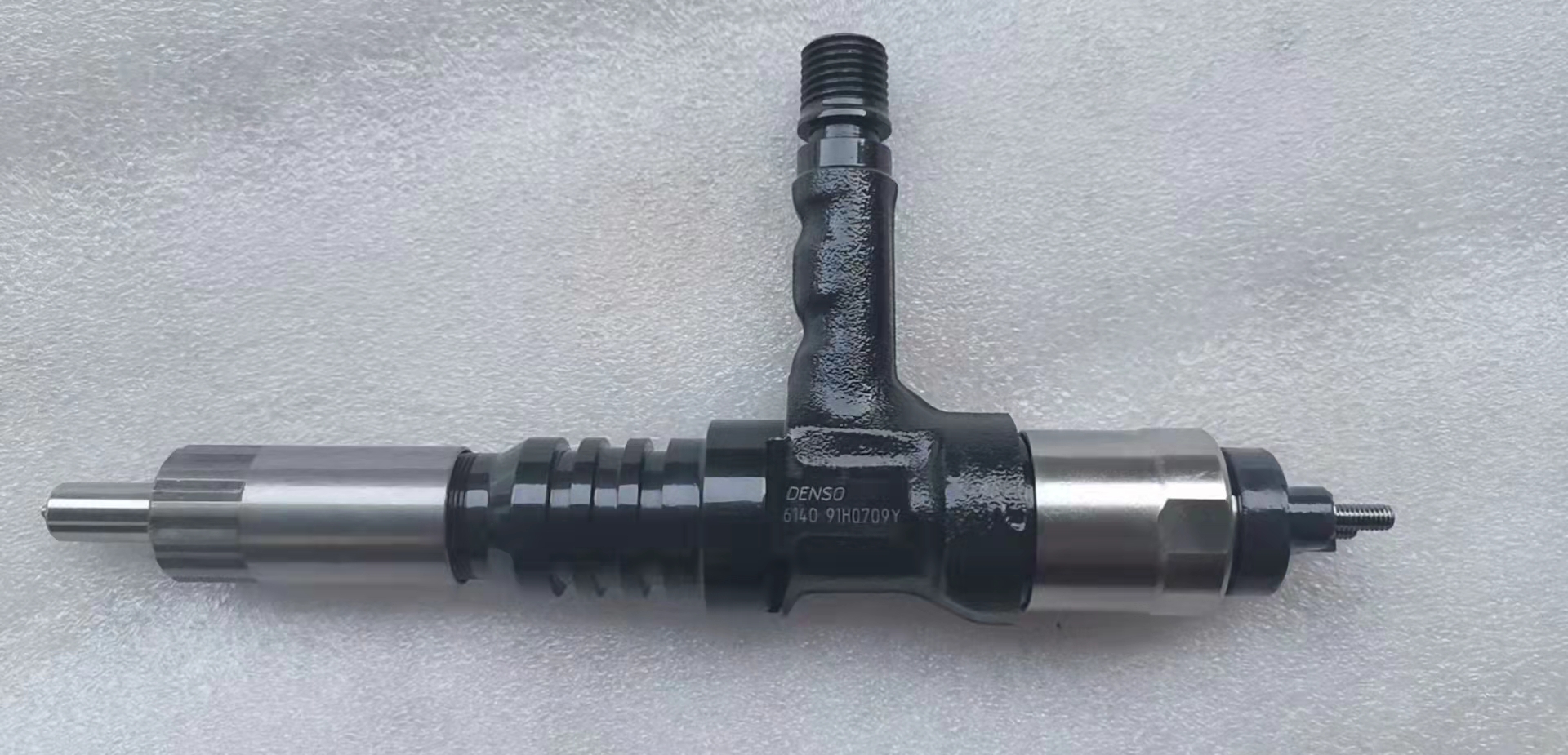 Fuel Injector 6218-11-3100 (Denso 095000-0562) for Komatsu D155A-5 & SA6D140E-3 Engine