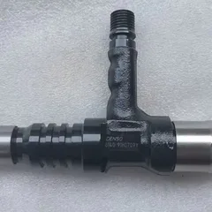 Fuel Injector 6218-11-3100 (Denso 095000-0562) for Komatsu D155A-5 & SA6D140E-3 Engine