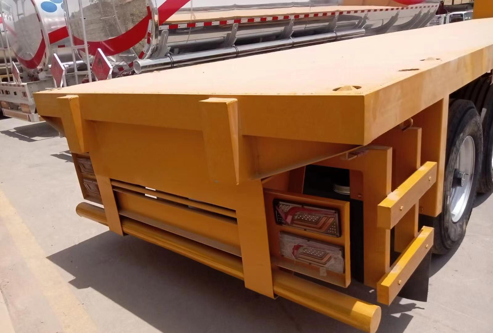 3-Axle Heavy-Duty Flatbed Semi-Trailer