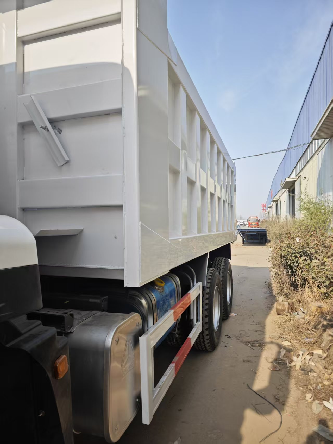 中国重汽豪沃NX二手6x4十轮重型自卸车，371马力，左舵。