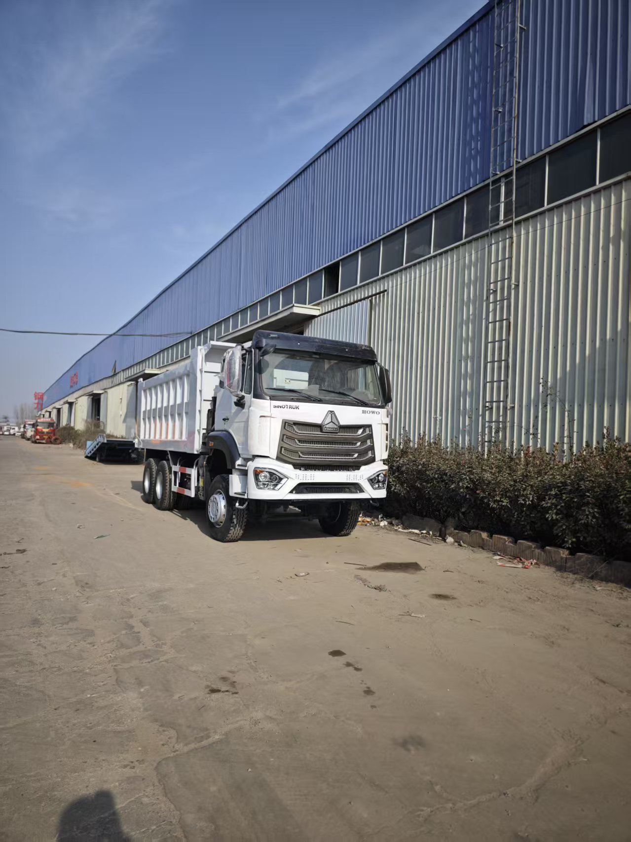 中国重汽豪沃NX二手6x4十轮重型自卸车，371马力，左舵。