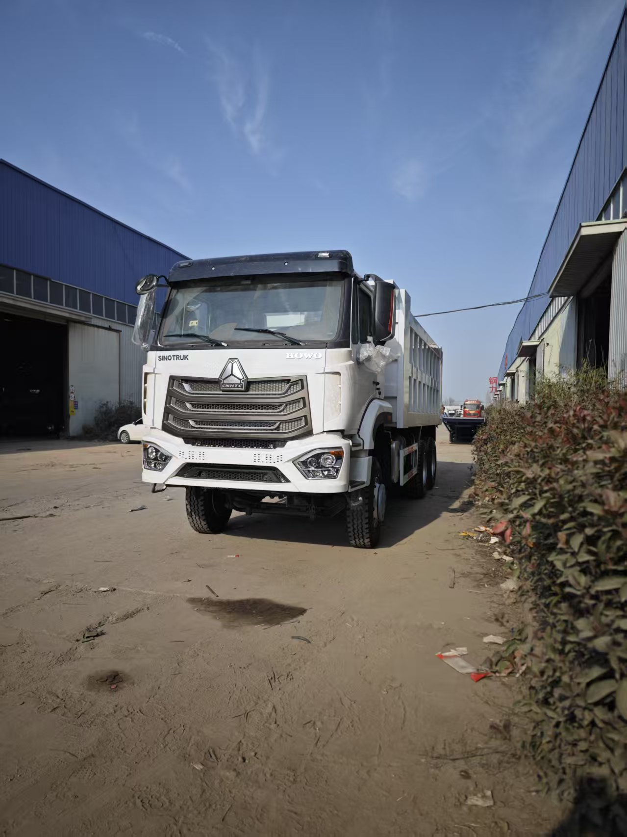 中国重汽豪沃NX二手6x4十轮重型自卸车，371马力，左舵。