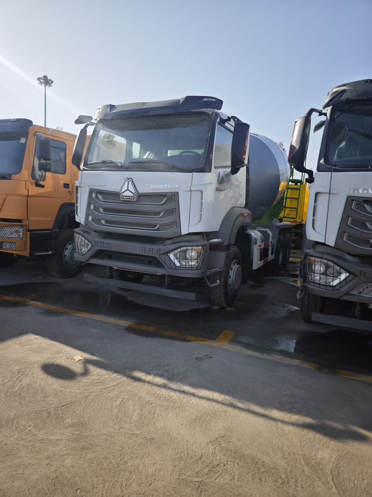 Sinotruk HOWO NX Used Heavy Diesel Concrete Mixer Truck 6X4 Drive Van Cargo Tank for Sale