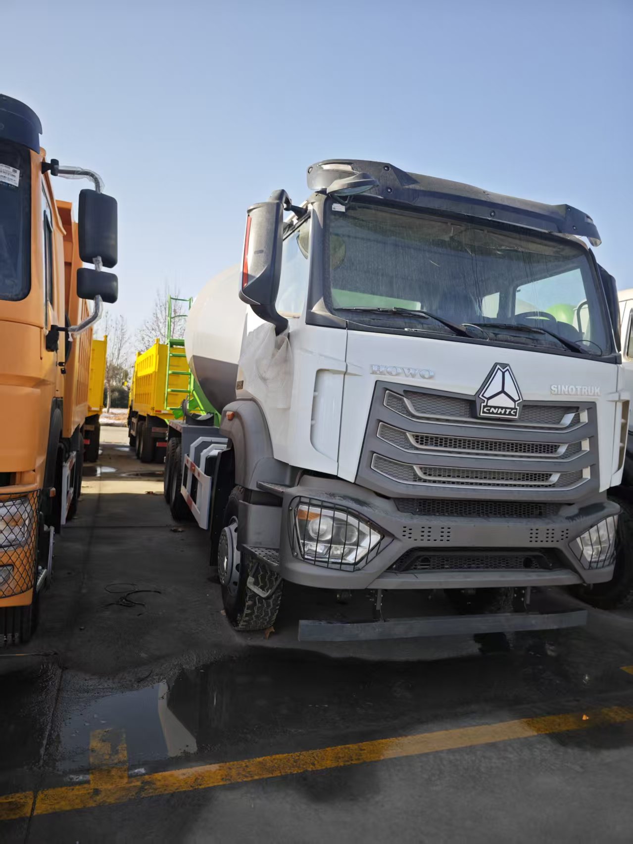 Sinotruk HOWO NX Used Heavy Diesel Concrete Mixer Truck 6X4 Drive Van Cargo Tank for Sale