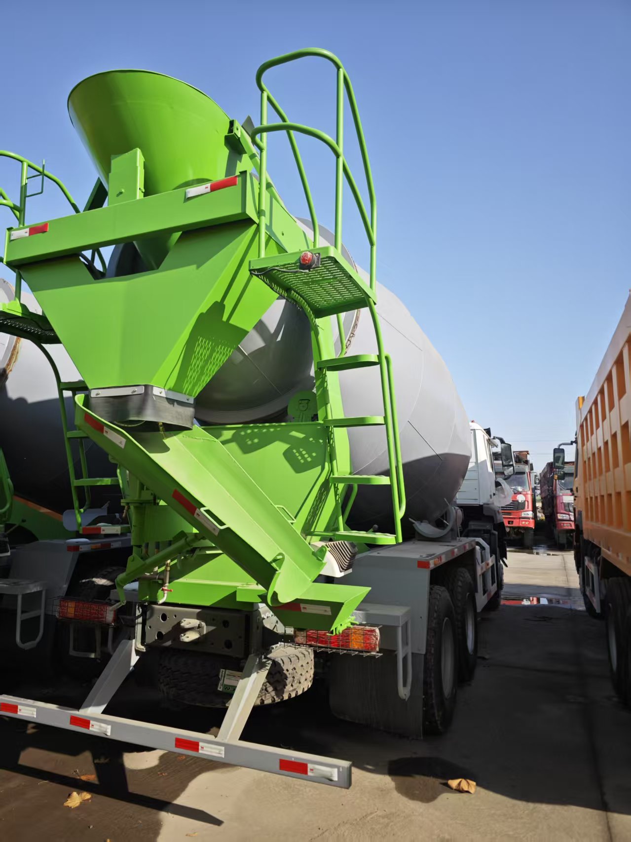 Sinotruk HOWO NX Used Heavy Diesel Concrete Mixer Truck 6X4 Drive Van Cargo Tank for Sale