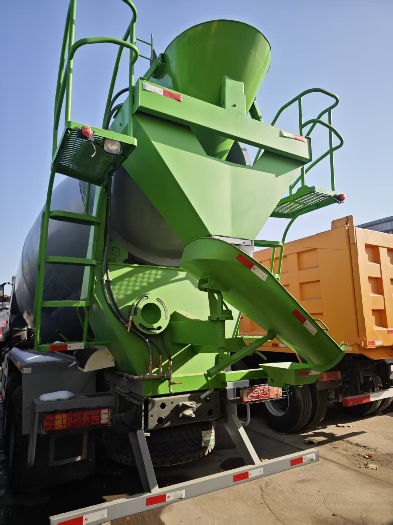 Sinotruk HOWO NX Used Heavy Diesel Concrete Mixer Truck 6X4 Drive Van Cargo Tank for Sale