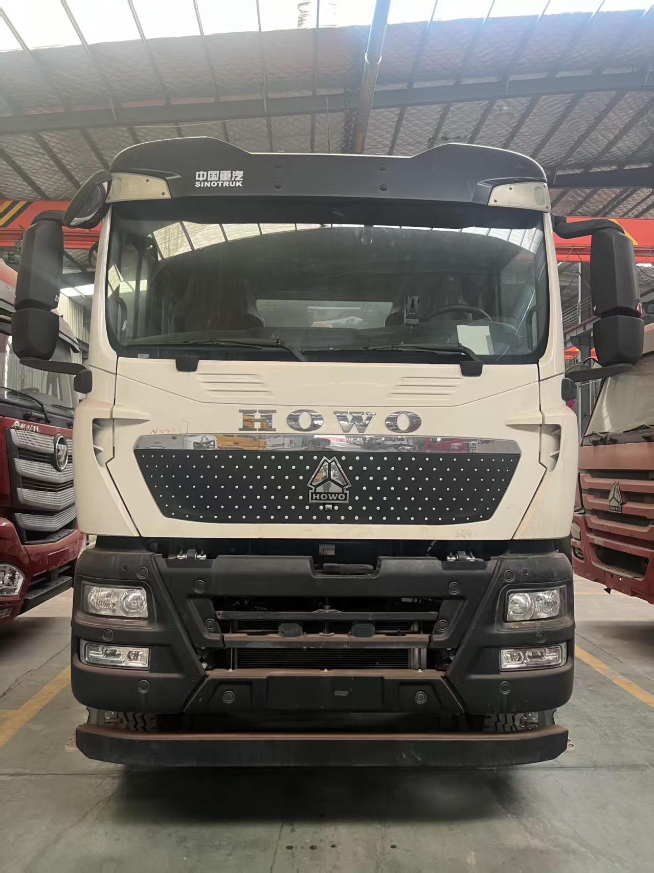 中国重汽出口8×4电池驱动自卸车，支持快速充电和电池更换