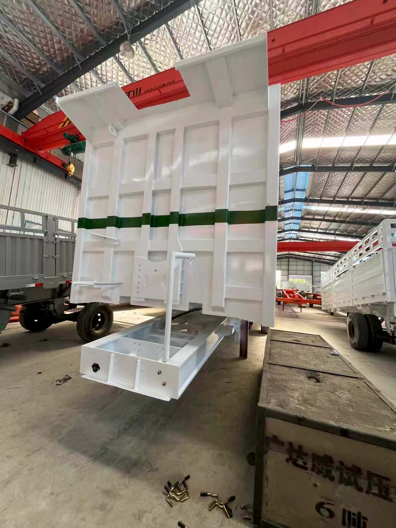 出口型液压侧卸半挂车，配备FUWA/BPW车轴和ABS，适用于非洲、中东矿山泥沙运输