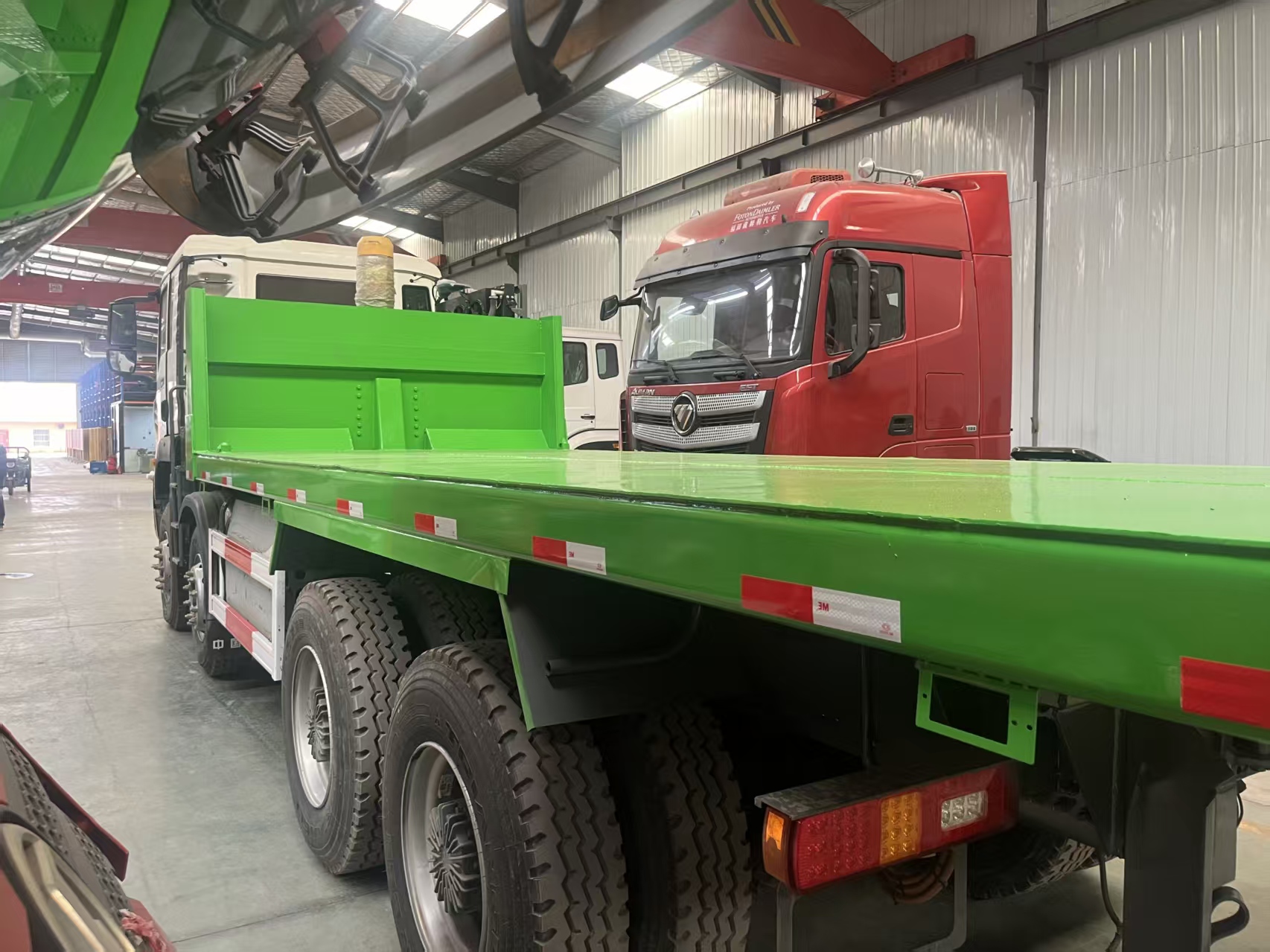中国重汽出口8×4电池驱动自卸车，支持快速充电和电池更换