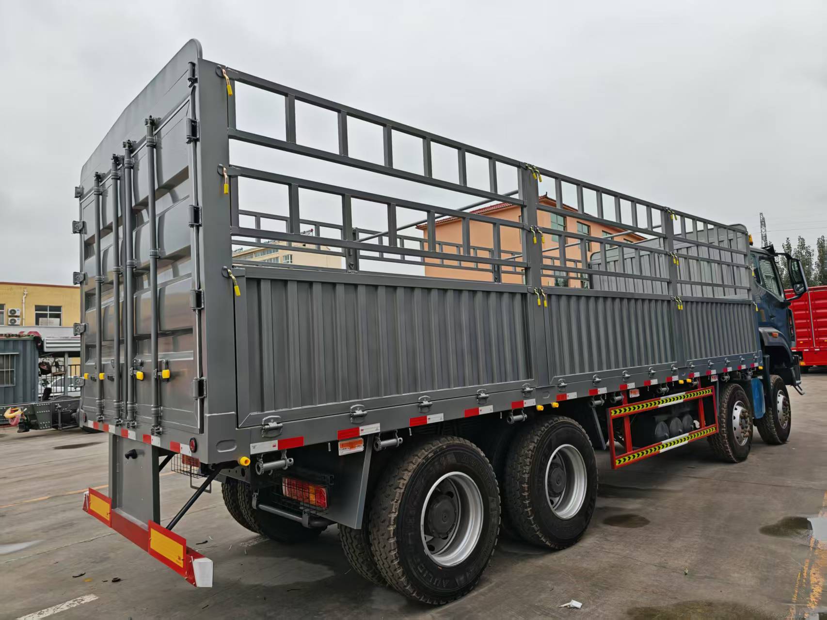HOWO 8×4 Stake Body Cargo Truck 371-430HP Euro2/Euro3 for Africa Fruit & Bulk Goods Transport