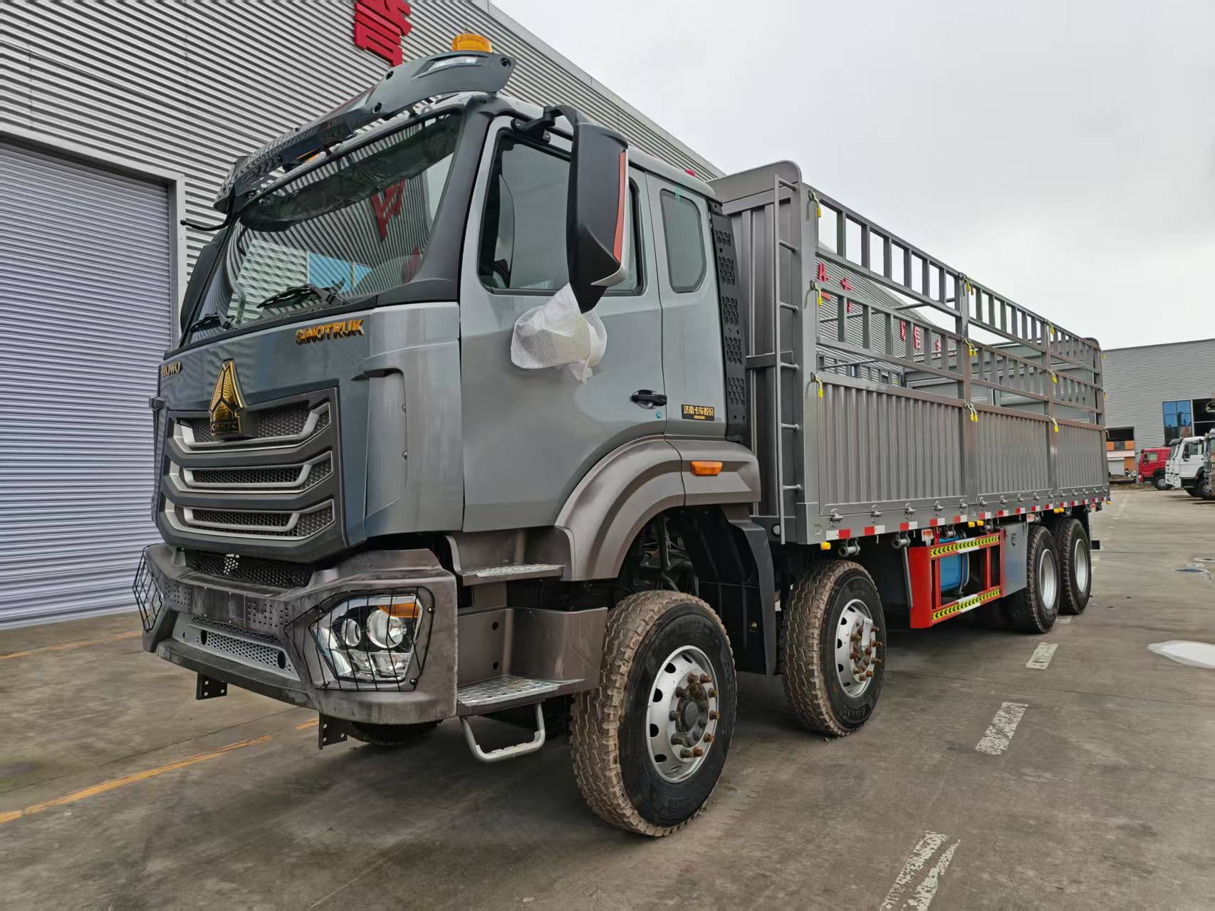 HOWO 8×4 Stake Body Cargo Truck 371-430HP Euro2/Euro3 for Africa Fruit & Bulk Goods Transport