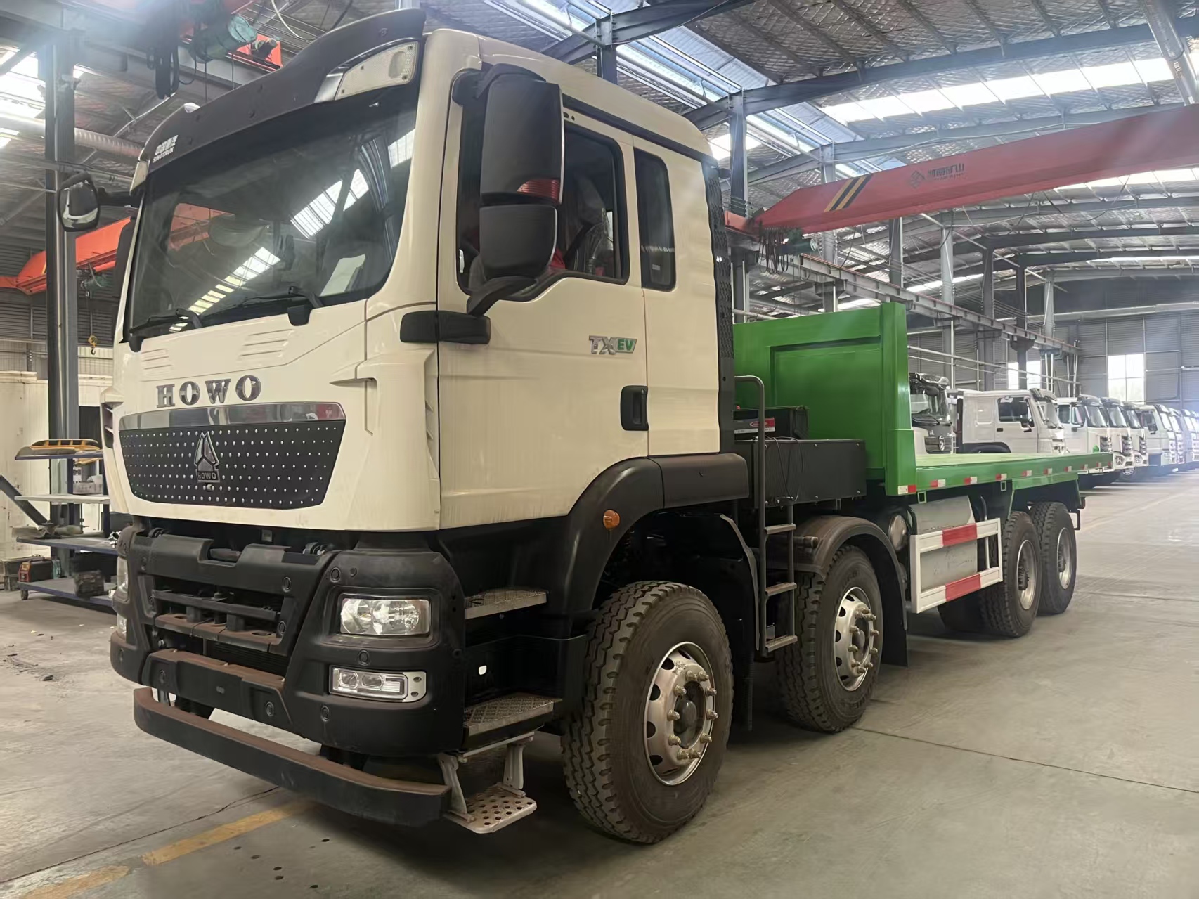 中国重汽出口8×4电池驱动自卸车，支持快速充电和电池更换