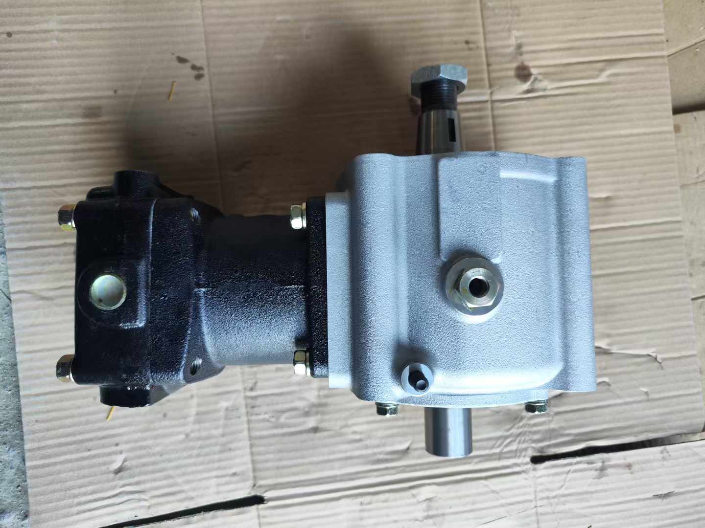 适用于小松 WA470-1 / WA450-1 轮式装载机、SA6D125 / S6D125-1 柴油发动机的 6151-81-3112 型空气压缩机，单缸空气制动压缩机。