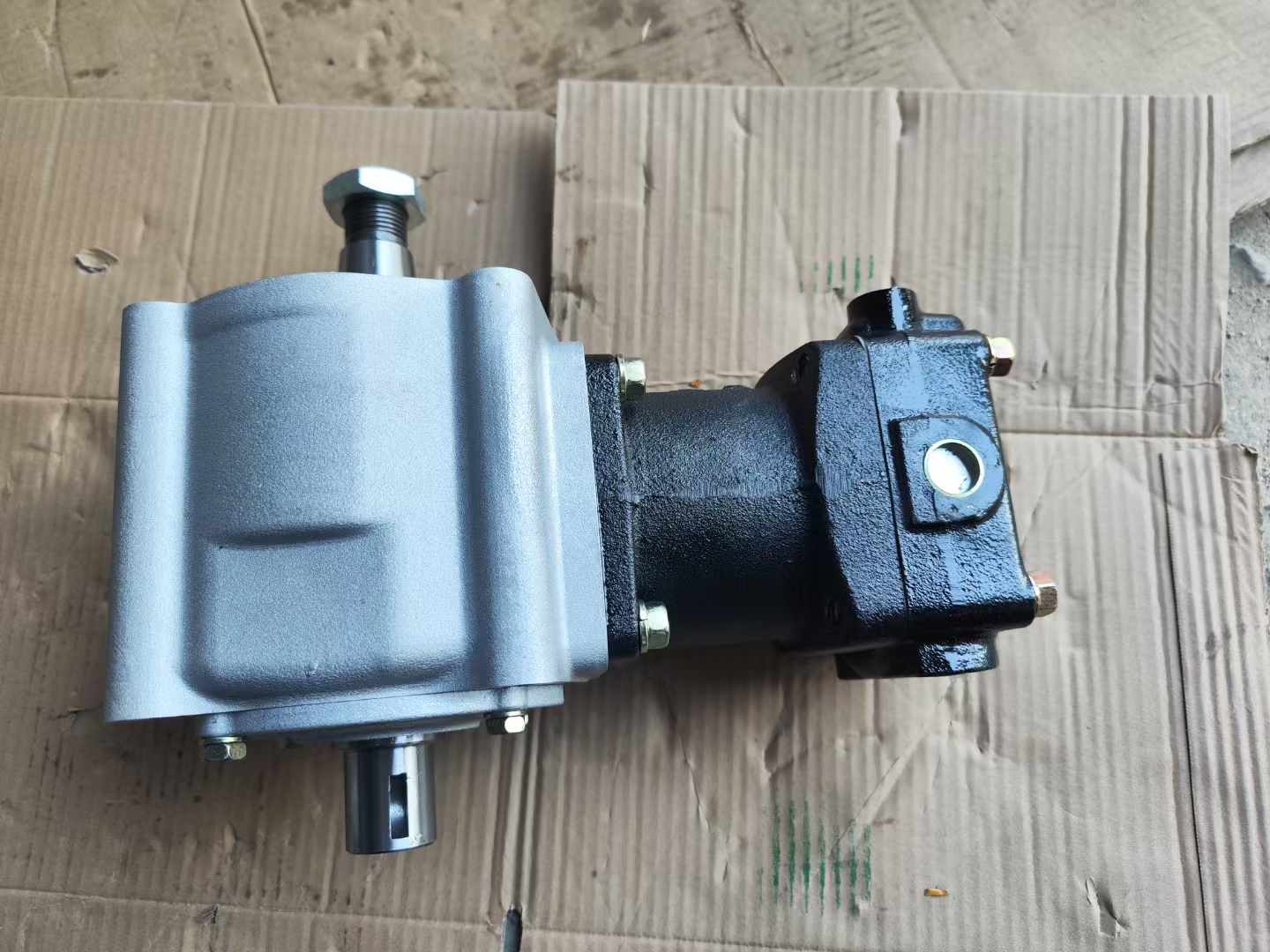 适用于小松 WA470-1 / WA450-1 轮式装载机、SA6D125 / S6D125-1 柴油发动机的 6151-81-3112 型空气压缩机，单缸空气制动压缩机。