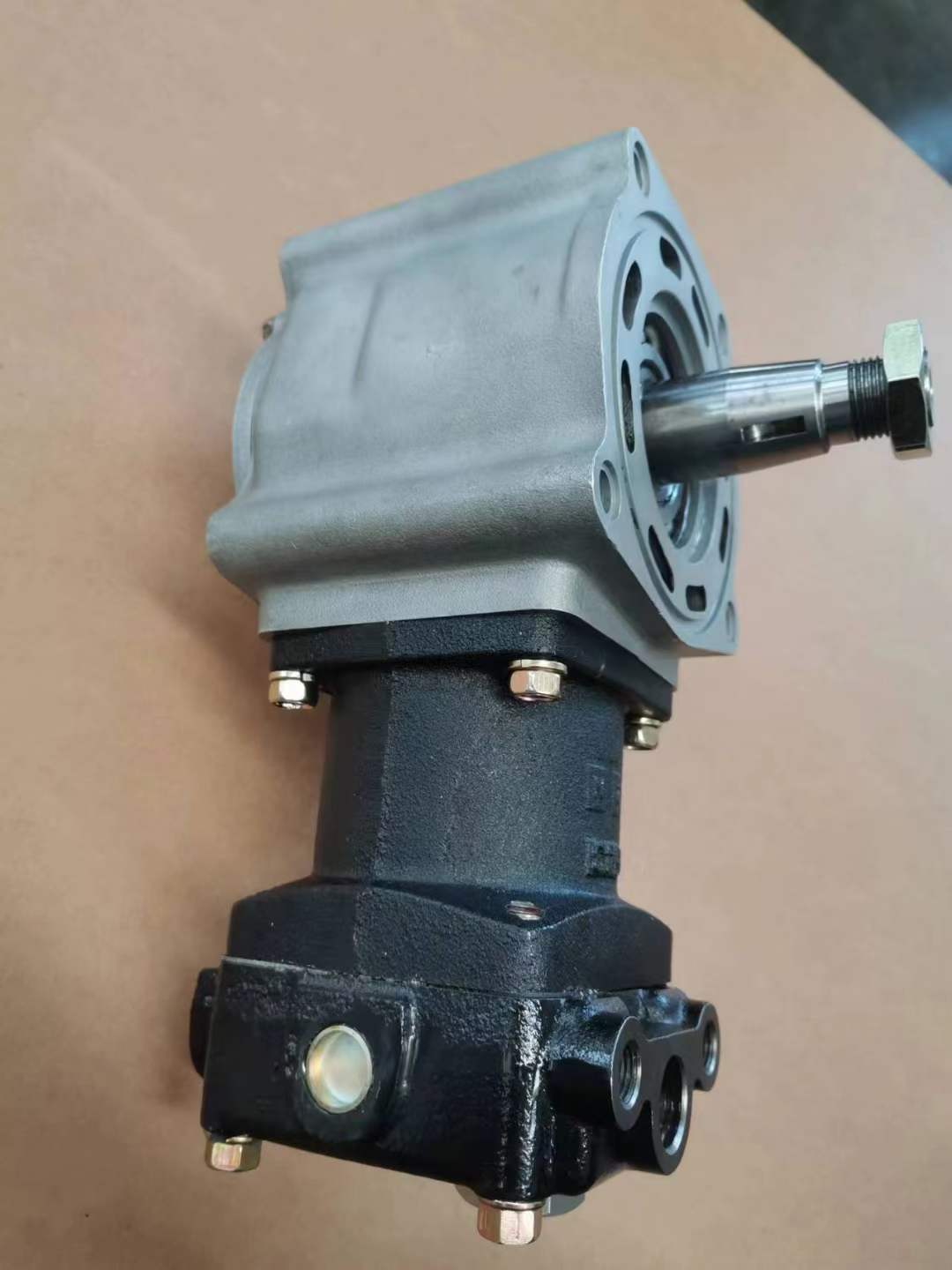 适用于小松 WA470-1 / WA450-1 轮式装载机、SA6D125 / S6D125-1 柴油发动机的 6151-81-3112 型空气压缩机，单缸空气制动压缩机。