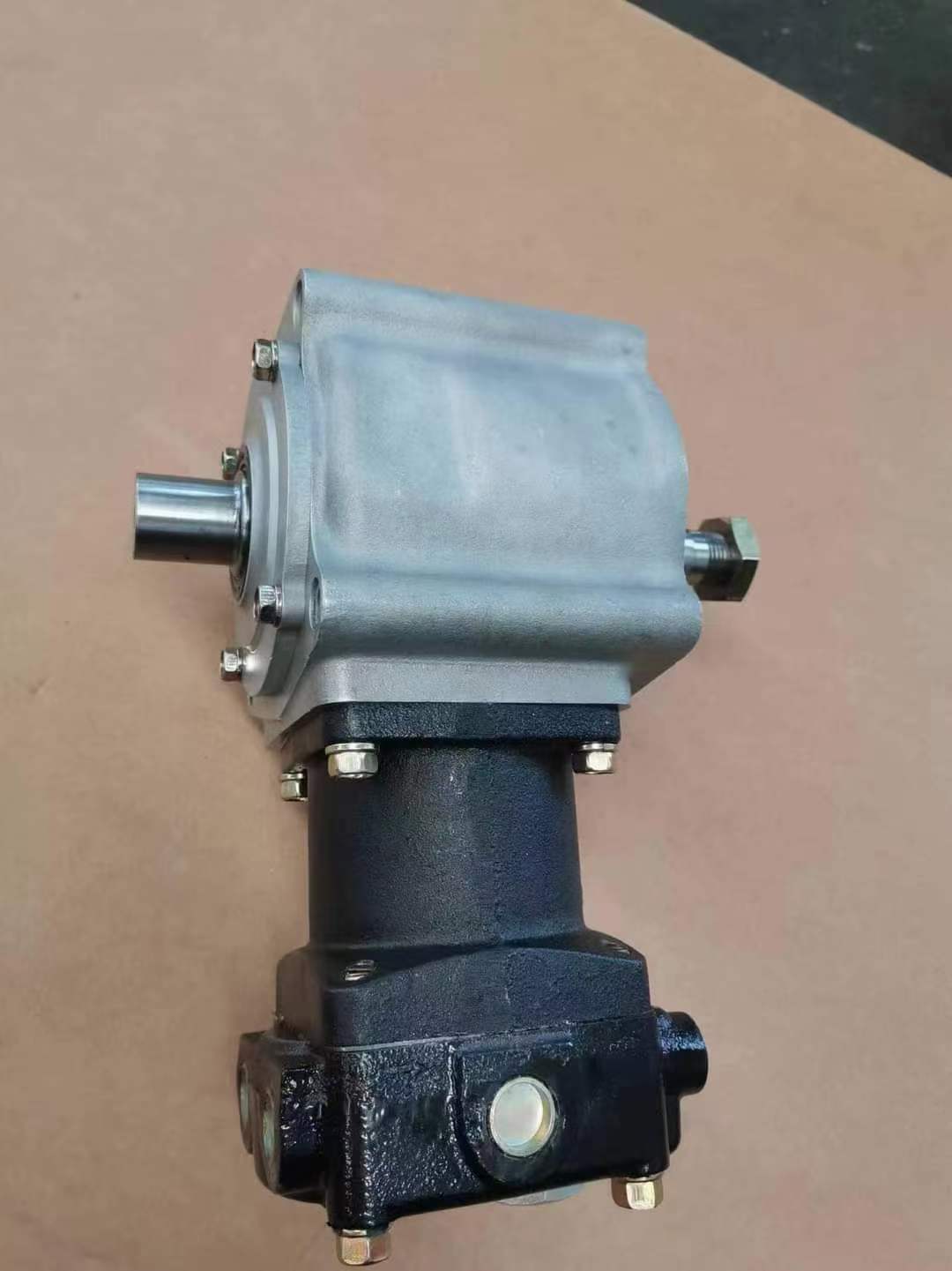 适用于小松 WA470-1 / WA450-1 轮式装载机、SA6D125 / S6D125-1 柴油发动机的 6151-81-3112 型空气压缩机，单缸空气制动压缩机。