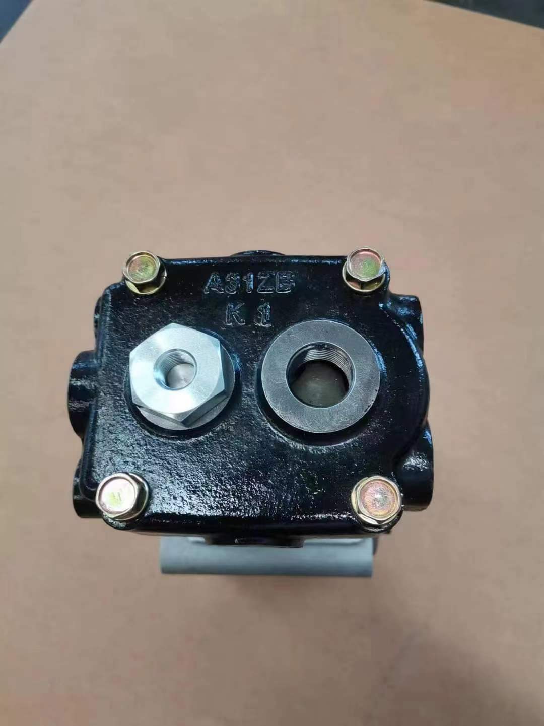 适用于小松 WA470-1 / WA450-1 轮式装载机、SA6D125 / S6D125-1 柴油发动机的 6151-81-3112 型空气压缩机，单缸空气制动压缩机。