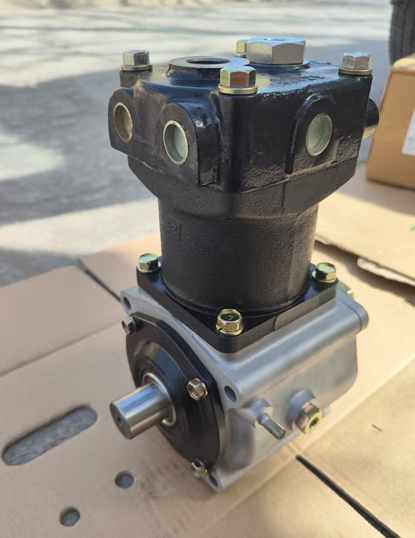 适用于小松 WA470-1 / WA450-1 轮式装载机、SA6D125 / S6D125-1 柴油发动机的 6151-81-3112 型空气压缩机，单缸空气制动压缩机。