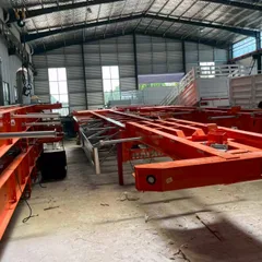适用于非洲和中东港口物流的标准集装箱底盘半挂车，可选配侧翻式自卸车改装套件
