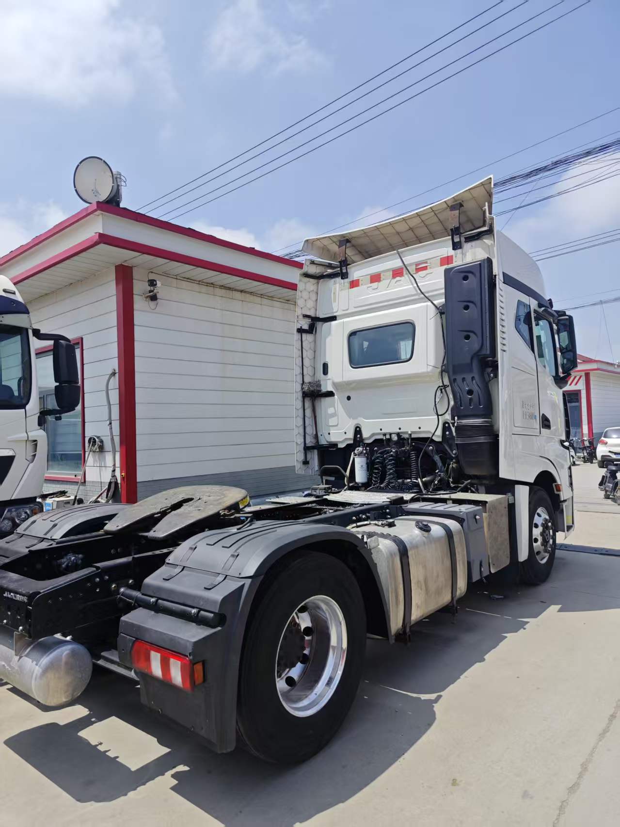 Used JAC K7 4×2 Tractor Head, 510HP Cummins Engine, ZF Auto Gearbox + Retarder, Air Suspension
