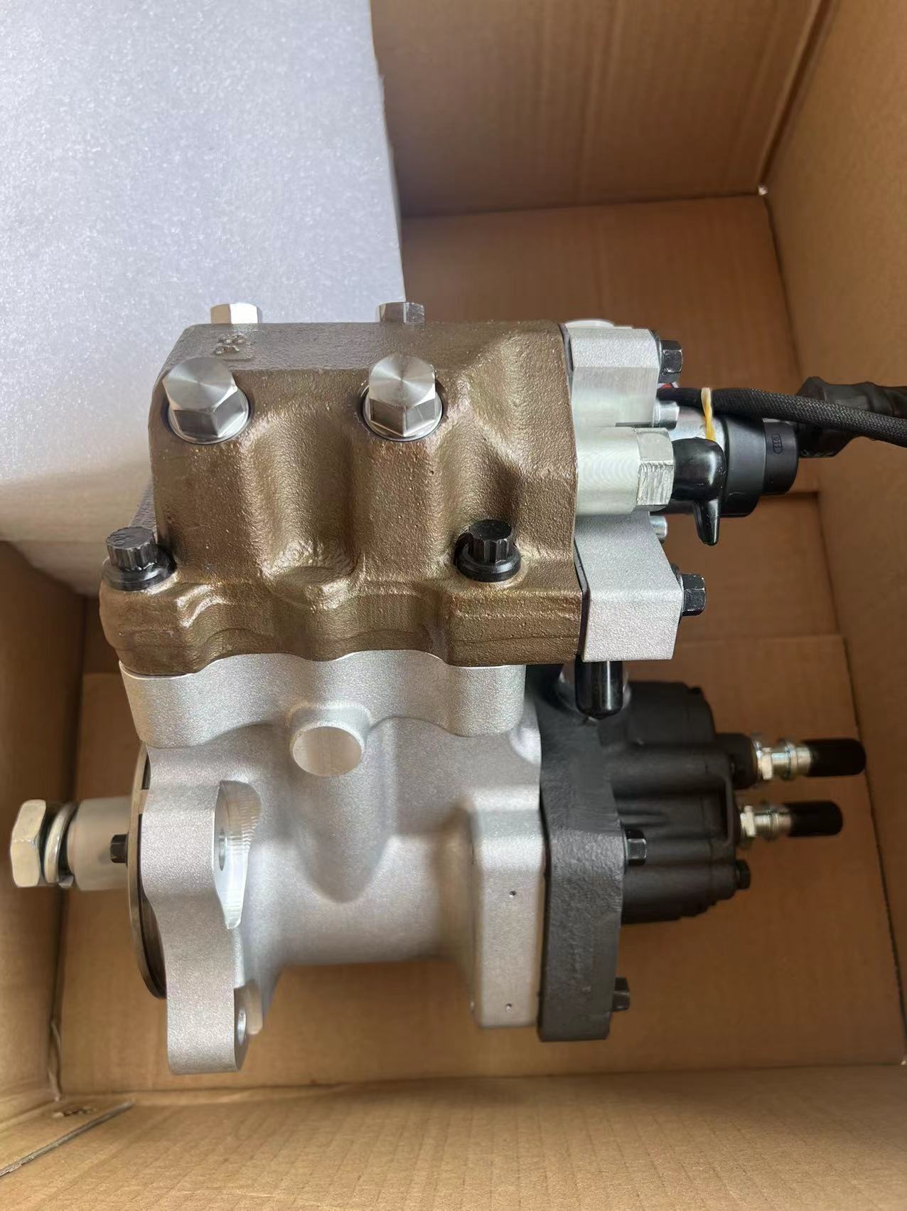 适用于小松PC360-8、PC300-8、PC350-8发动机的燃油喷射泵6745-71-1170，发动机型号为SAA6D114E-3