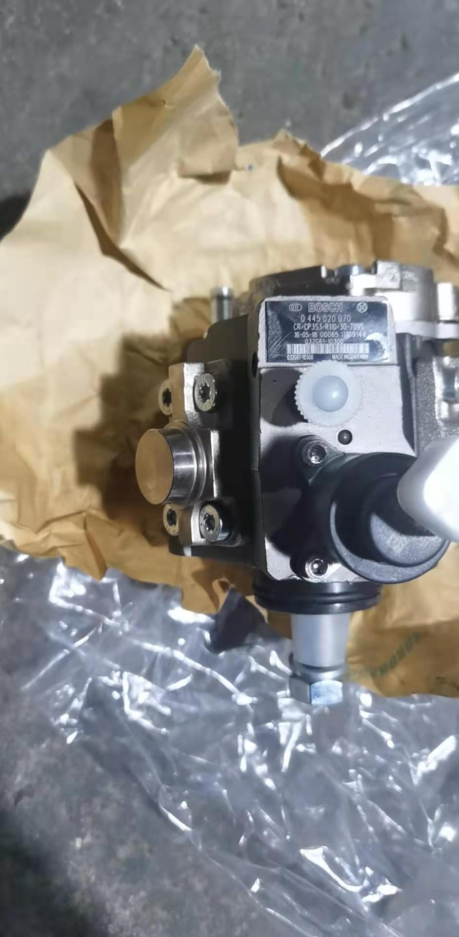 适用于小松PC70-8、PC60-8、PC130-8、SAA4D95LE-5发动机的高压燃油泵总成6271-71-1110 (0445020085)