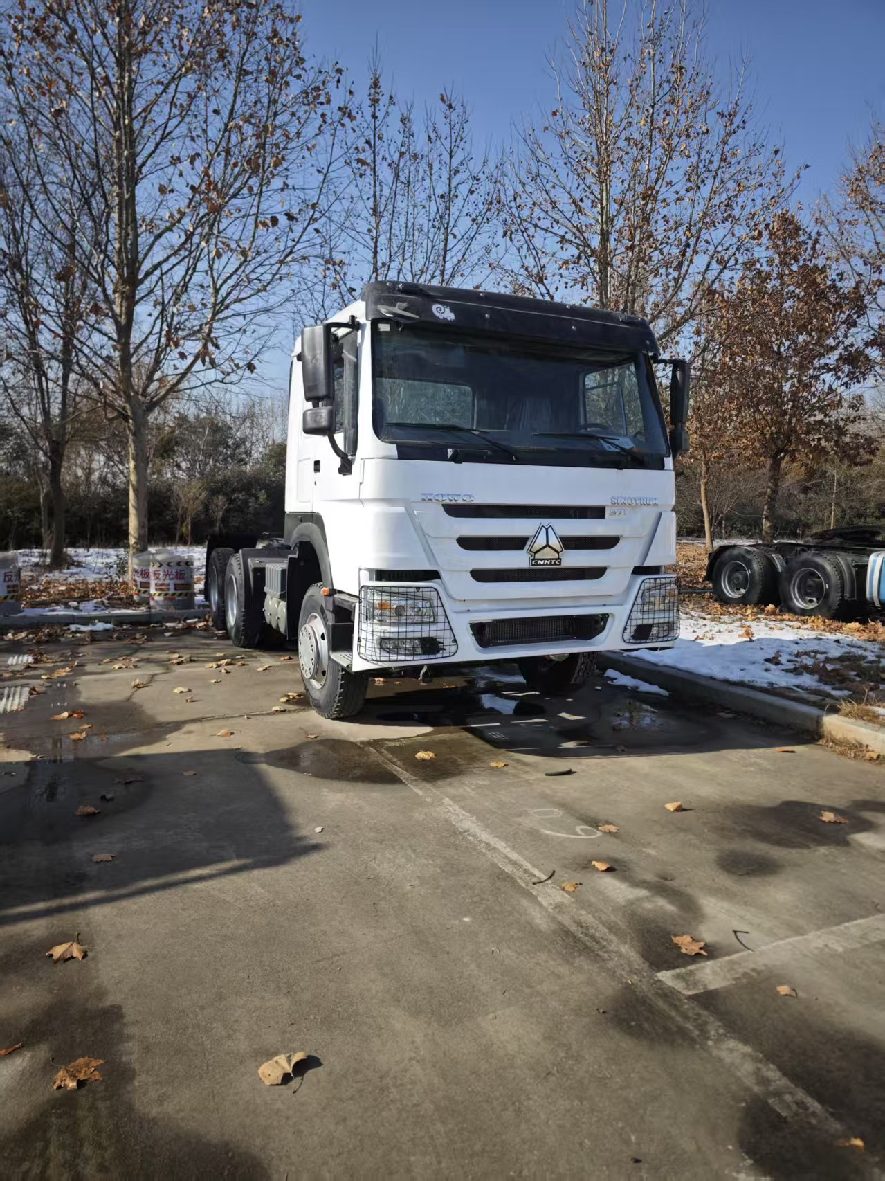 Sinotruck Howo 6x4 10-Wheel Heavy Truck 371hp Tractor Left-Hand Drive Euro 2 Diesel Rear Camera Second-Hand Used Truck for Sale