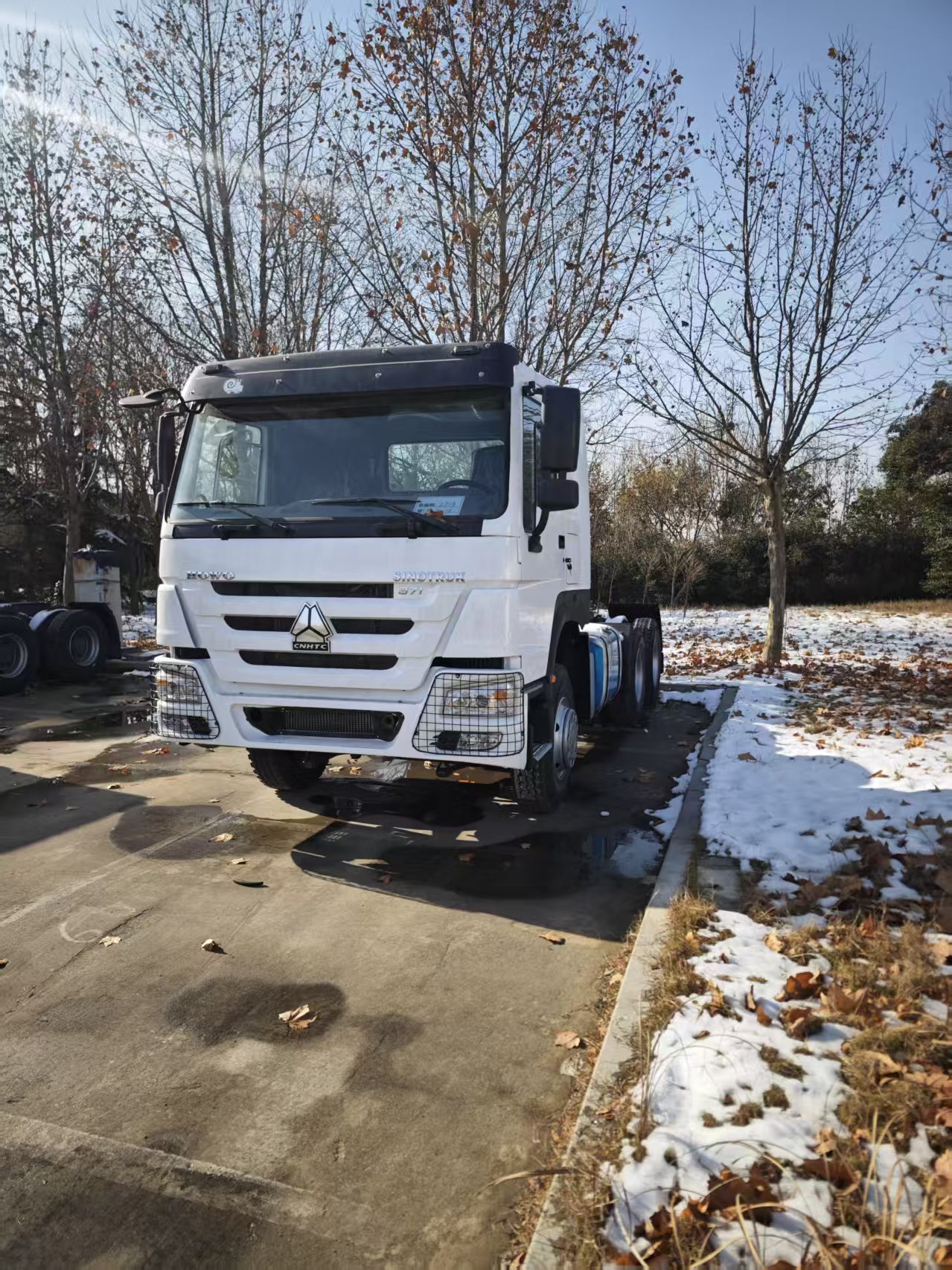 Sinotruck Howo 6x4 10-Wheel Heavy Truck 371hp Tractor Left-Hand Drive Euro 2 Diesel Rear Camera Second-Hand Used Truck for Sale