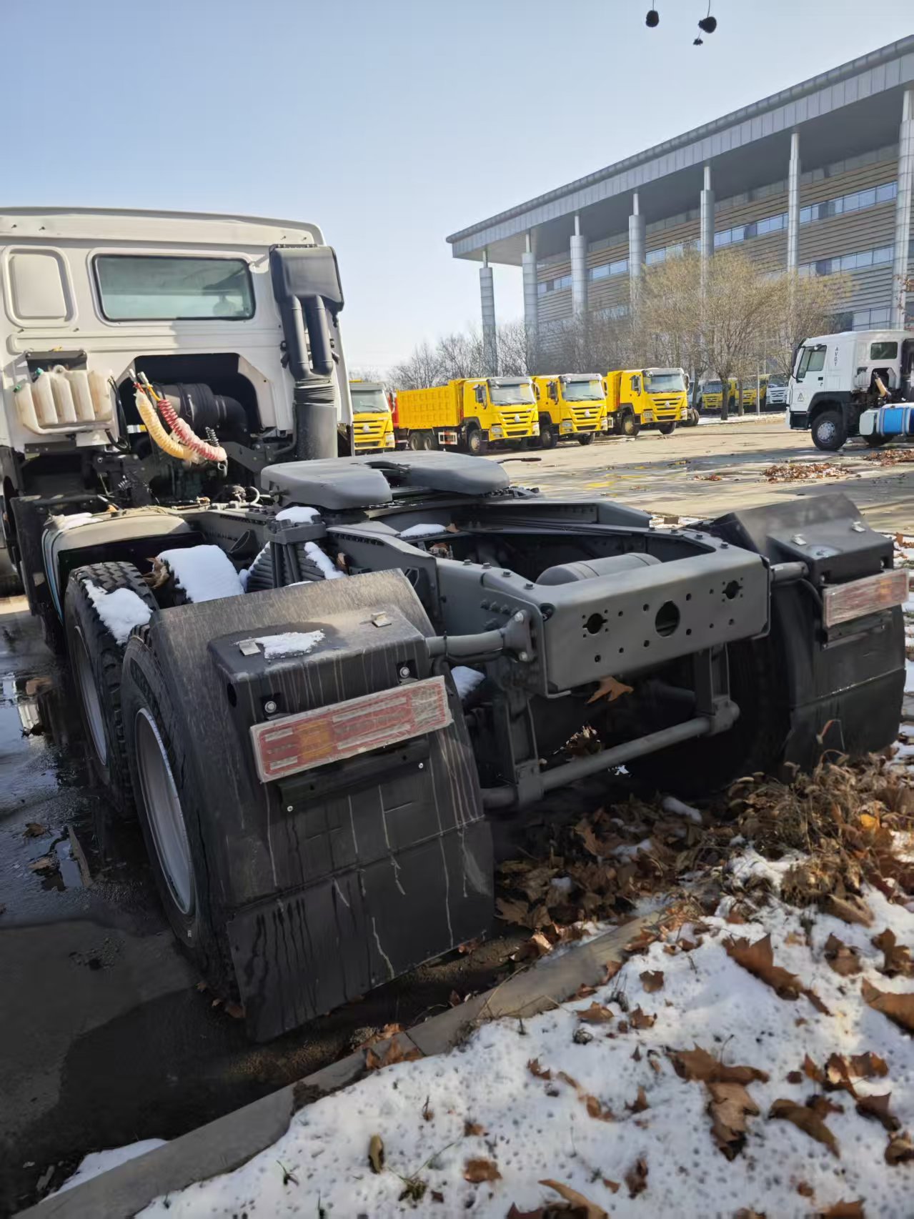 Sinotruck Howo 6x4 10-Wheel Heavy Truck 371hp Tractor Left-Hand Drive Euro 2 Diesel Rear Camera Second-Hand Used Truck for Sale