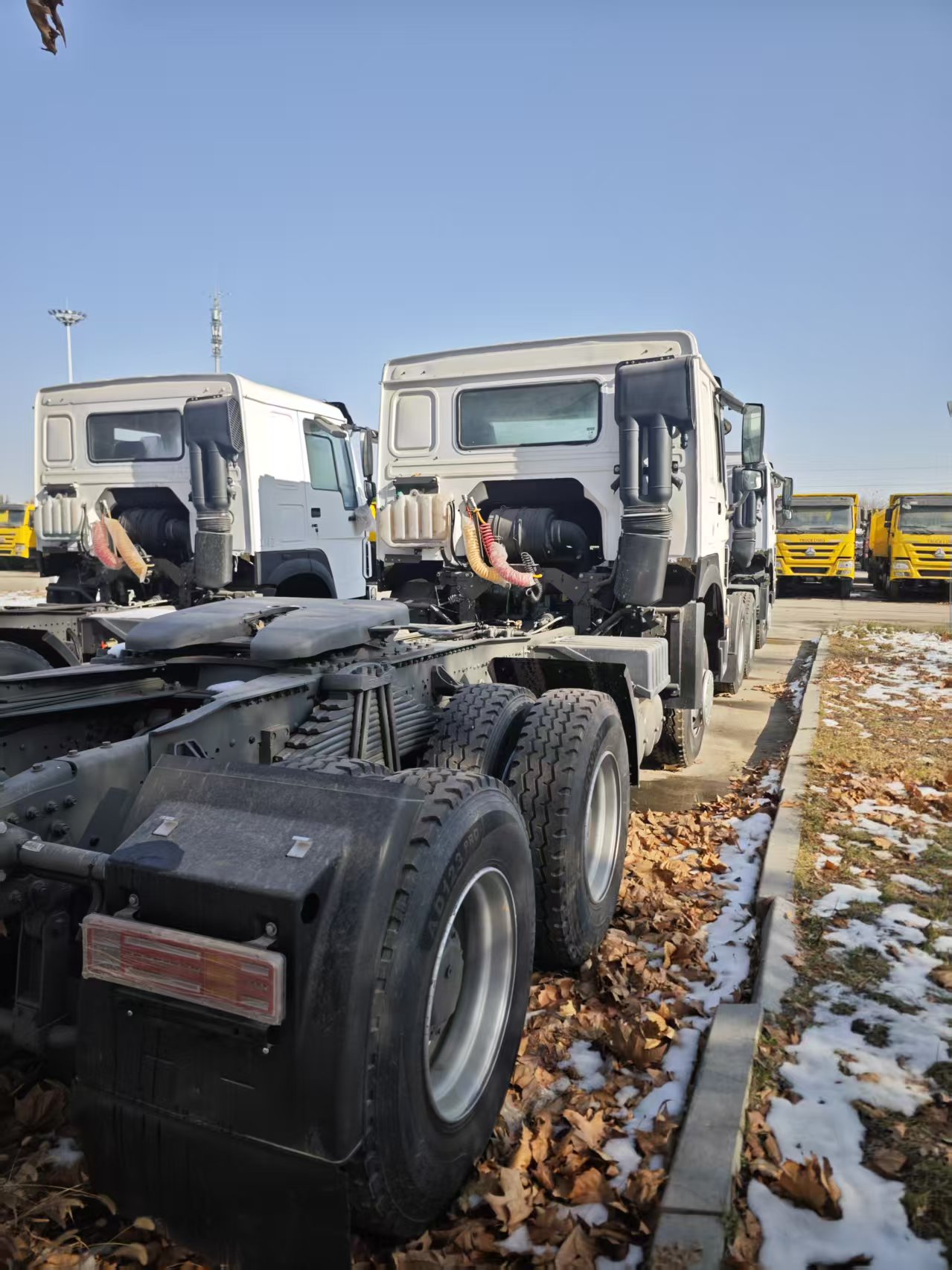 Sinotruck Howo 6x4 10-Wheel Heavy Truck 371hp Tractor Left-Hand Drive Euro 2 Diesel Rear Camera Second-Hand Used Truck for Sale