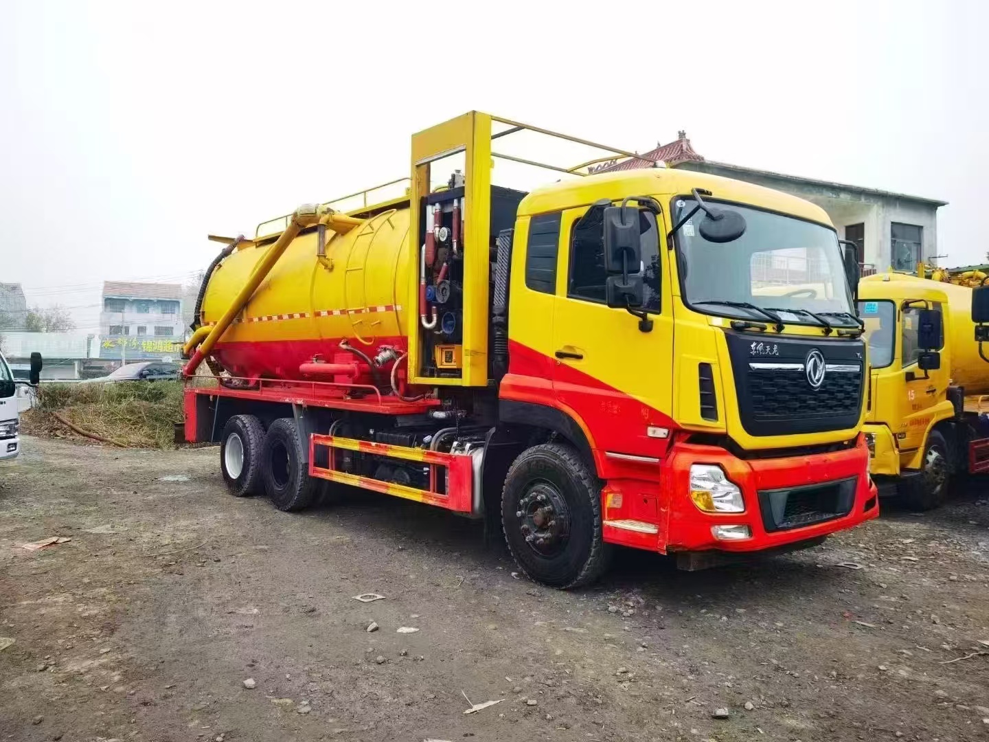 Camión cisterna Dongfeng 6×4 combinado de chorro y succión para aguas residuales, camión cisterna de alta presión para limpieza de alcantarillado, mantenimiento de fosas sépticas y tuberías.