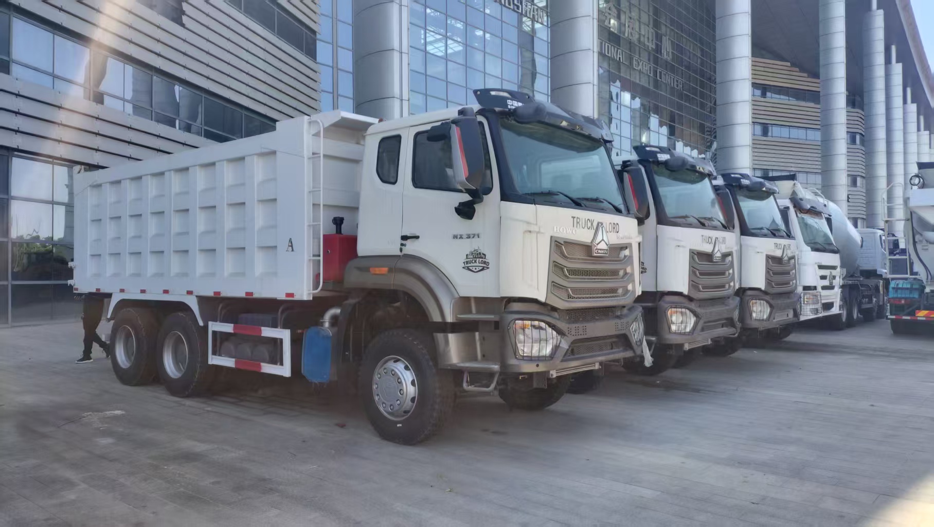Camión volquete HOWO 6×4 de 380 CV para trabajo pesado, ideal para arena de minería y escombros de construcción.