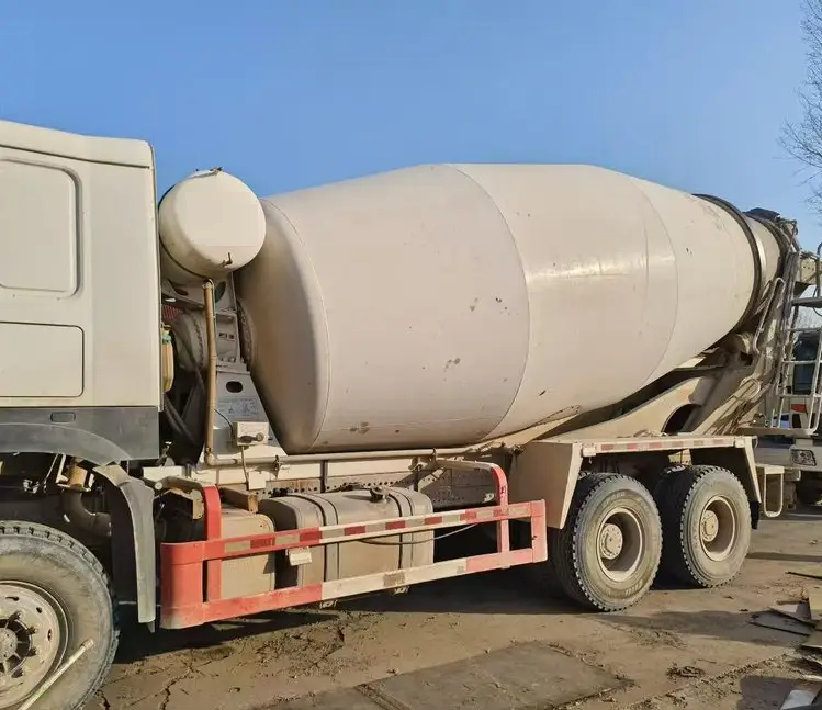Camión hormigonera usado SITRAK/HOWO/SHACMAN 2022, 10-22 m³, motor Weichai/Sinotruk, 25000~26000 USD, entregado en el puerto de Kashgar.
