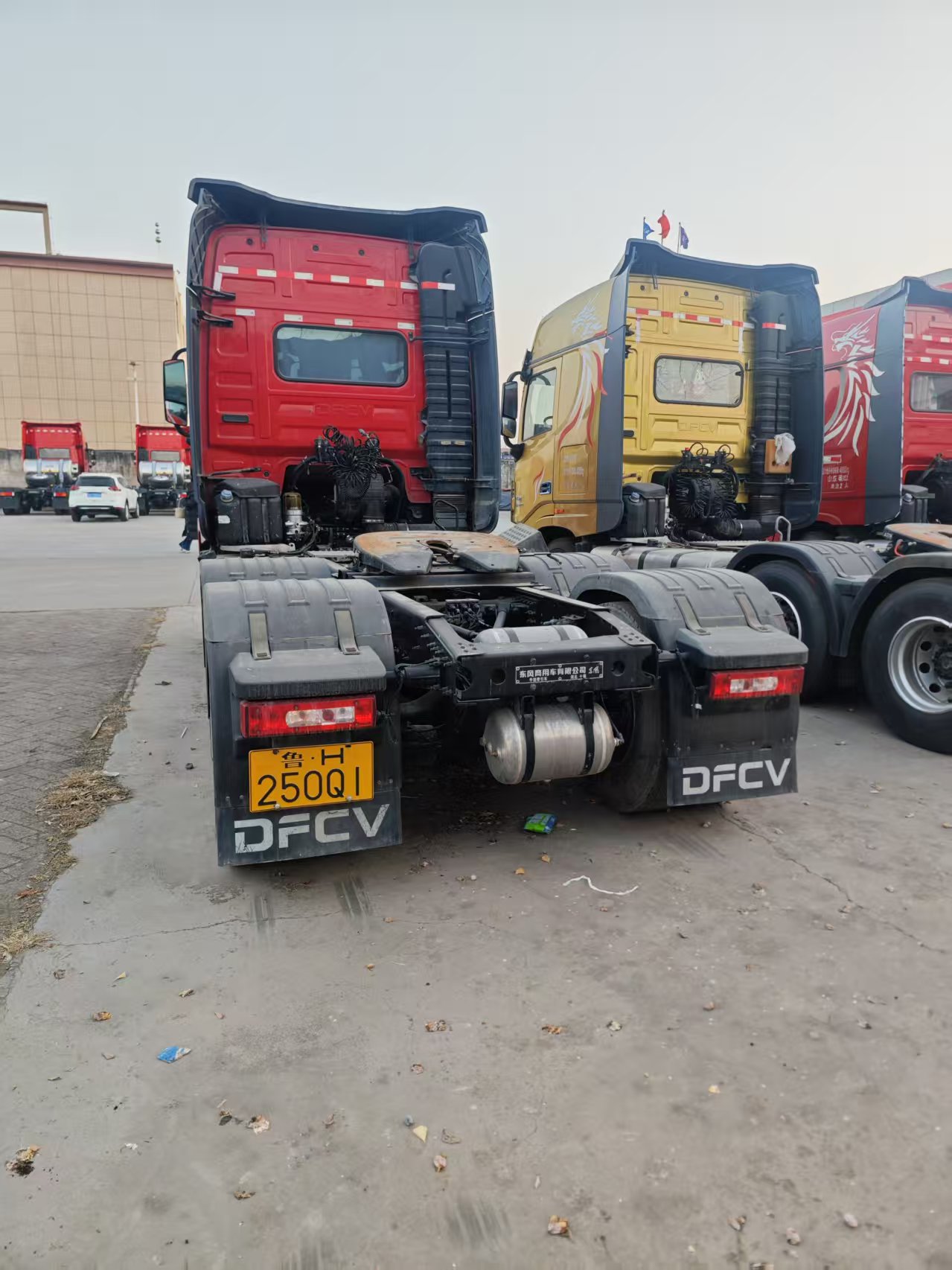 Cabeza tractora Dongfeng Tianlong KX 600HP 6X4 2025: Tractora Euro-VI con cabina dormitorio, camión de larga distancia de 600 HP de bajo consumo de combustible.