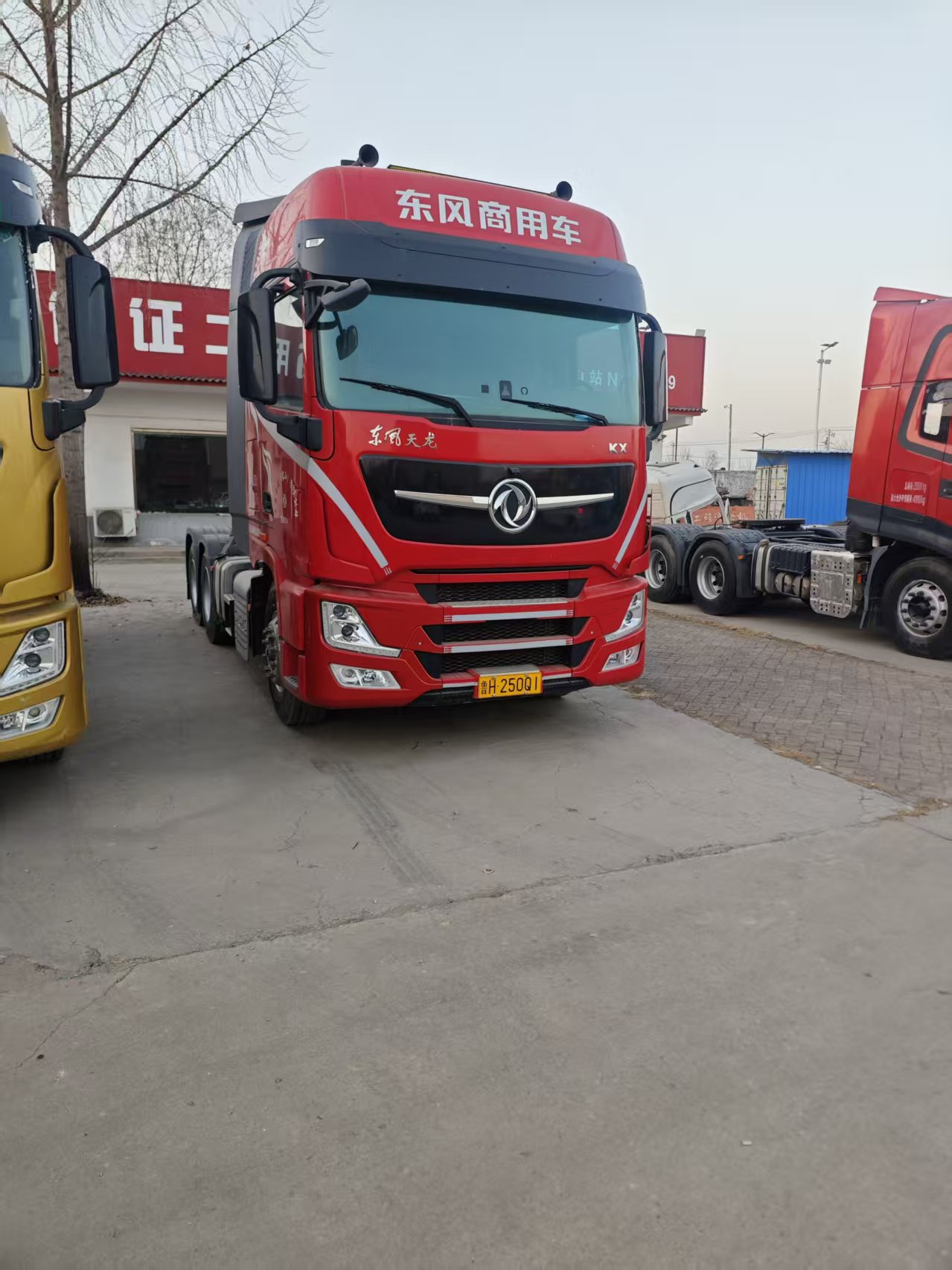 Cabeza tractora Dongfeng Tianlong KX 600HP 6X4 2025: Tractora Euro-VI con cabina dormitorio, camión de larga distancia de 600 HP de bajo consumo de combustible.