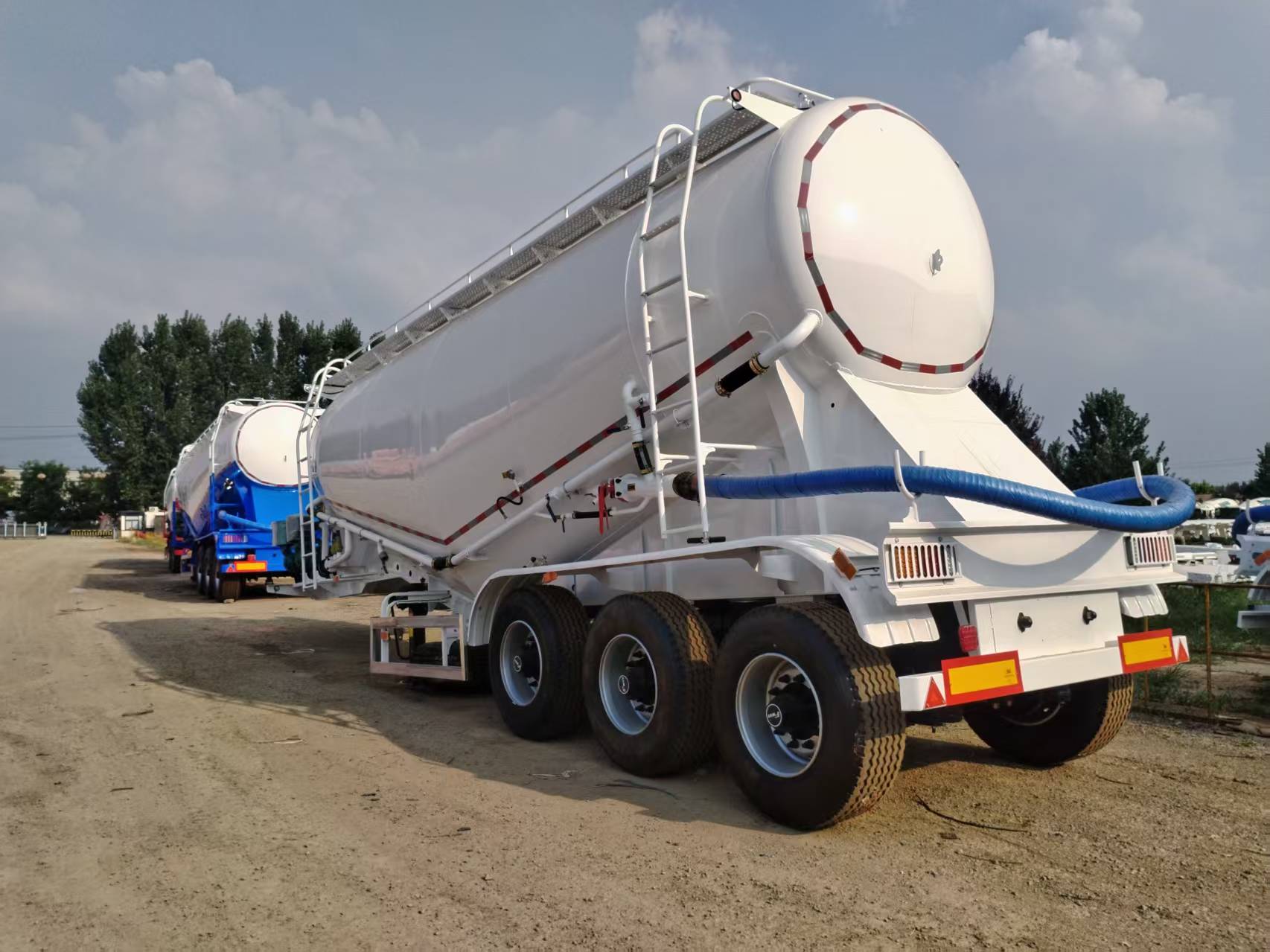Semirremolque cisterna de combustible de 3 ejes, camión cisterna de 85 m³ para diésel, gasolina y petróleo, semirremolque cisterna para transporte de líquidos peligrosos.