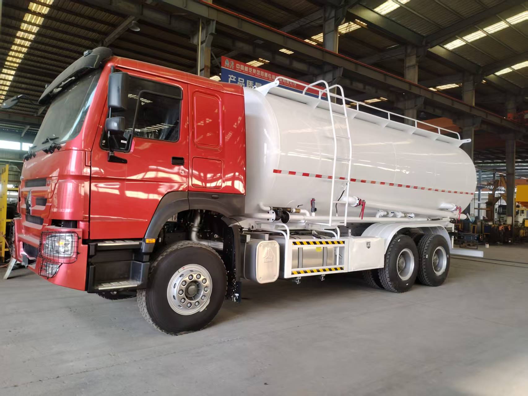 Camión cisterna HOWO 6×4 para polvo a granel, transportador de cemento a granel de 30 m³, camión cisterna neumático para el transporte de cenizas volantes y mortero seco.