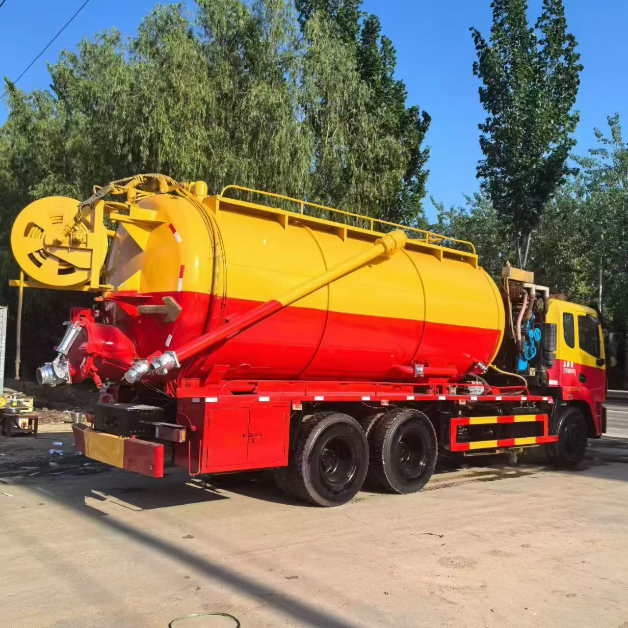 Camión cisterna Dongfeng 6×4 combinado de chorro y succión para aguas residuales, camión cisterna de alta presión para limpieza de alcantarillado, mantenimiento de fosas sépticas y tuberías.