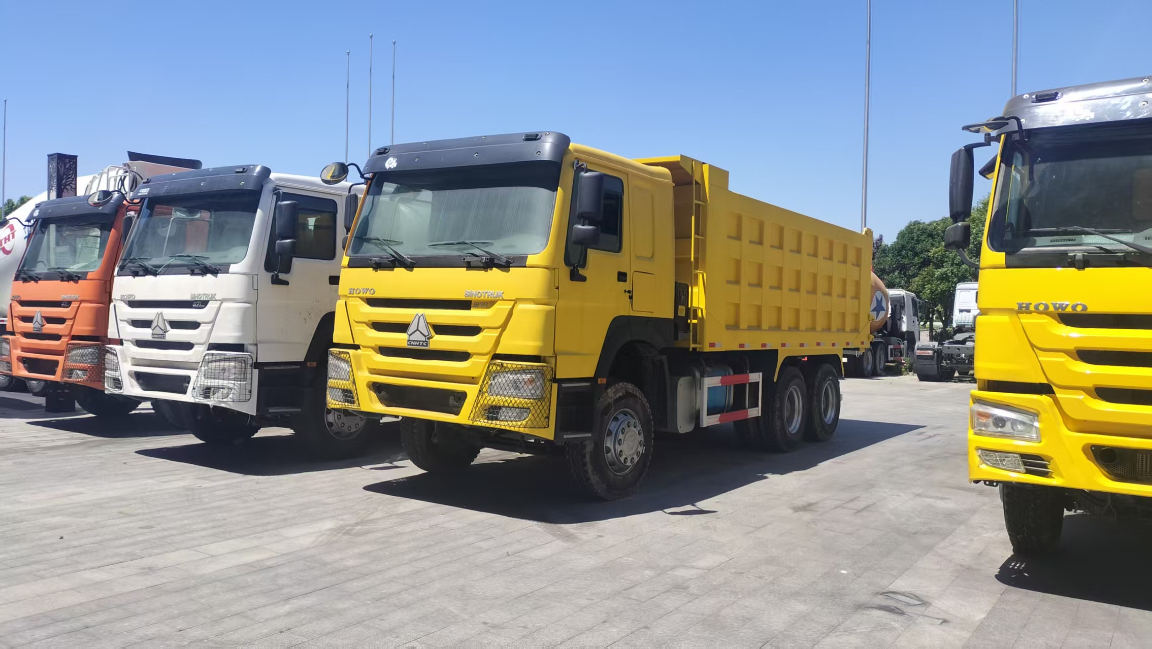 Camión volquete pesado HOWO 8×4 de 371 CV, con cuatro volquetes delanteros y ocho traseros, para transporte de minas, lodo y áridos.