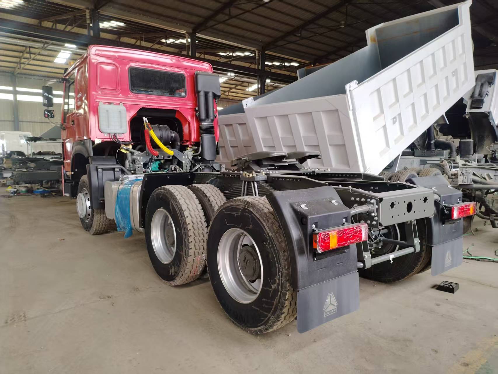 Camión grúa HOWO 6×4 montado sobre camión, grúa de pluma recta para elevación de materiales de construcción y transporte de carga.
