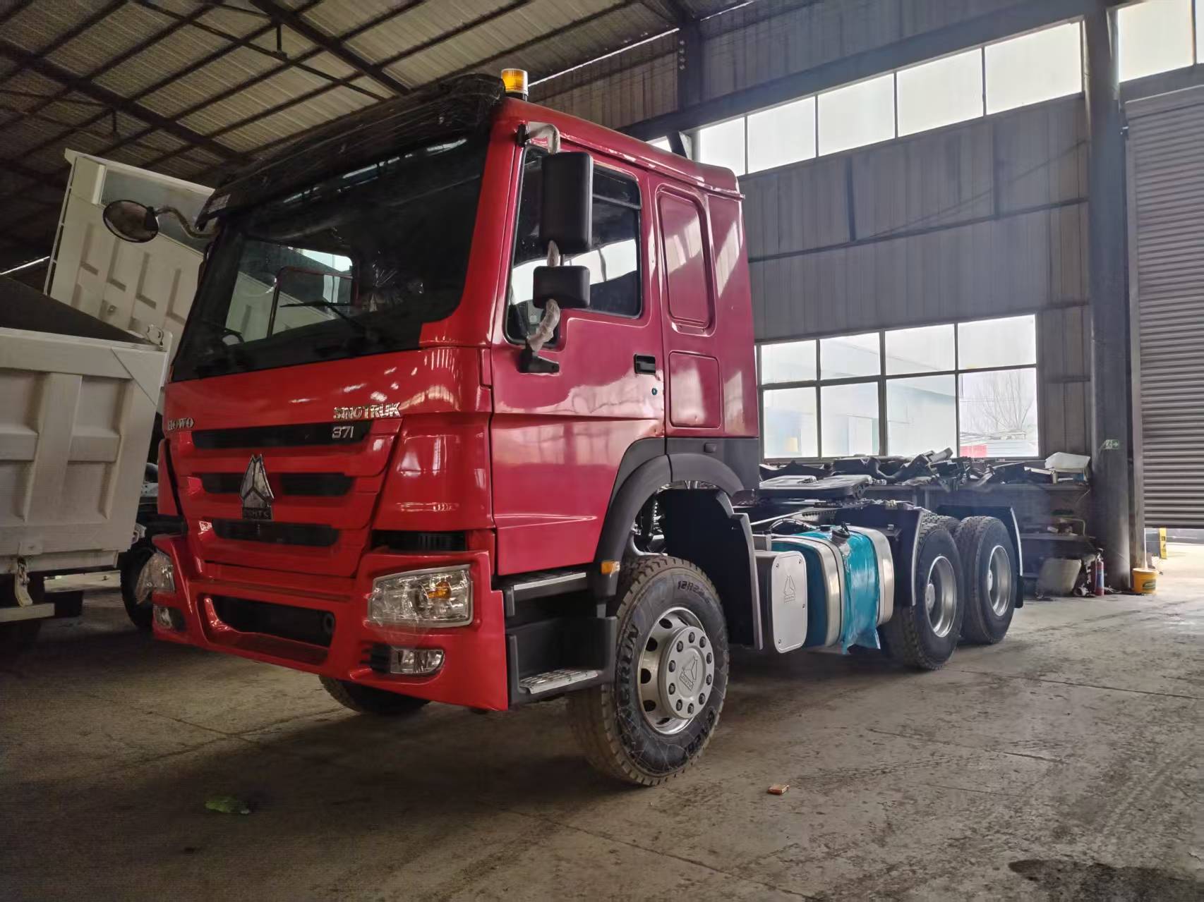 Camión grúa HOWO 6×4 montado sobre camión, grúa de pluma recta para elevación de materiales de construcción y transporte de carga.