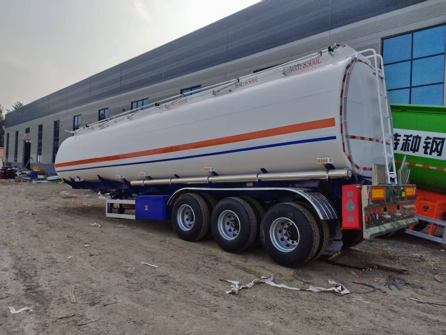 Semirremolque cisterna de combustible de 3 ejes, camión cisterna de 85 m³ para diésel, gasolina y petróleo, semirremolque cisterna para transporte de líquidos peligrosos.