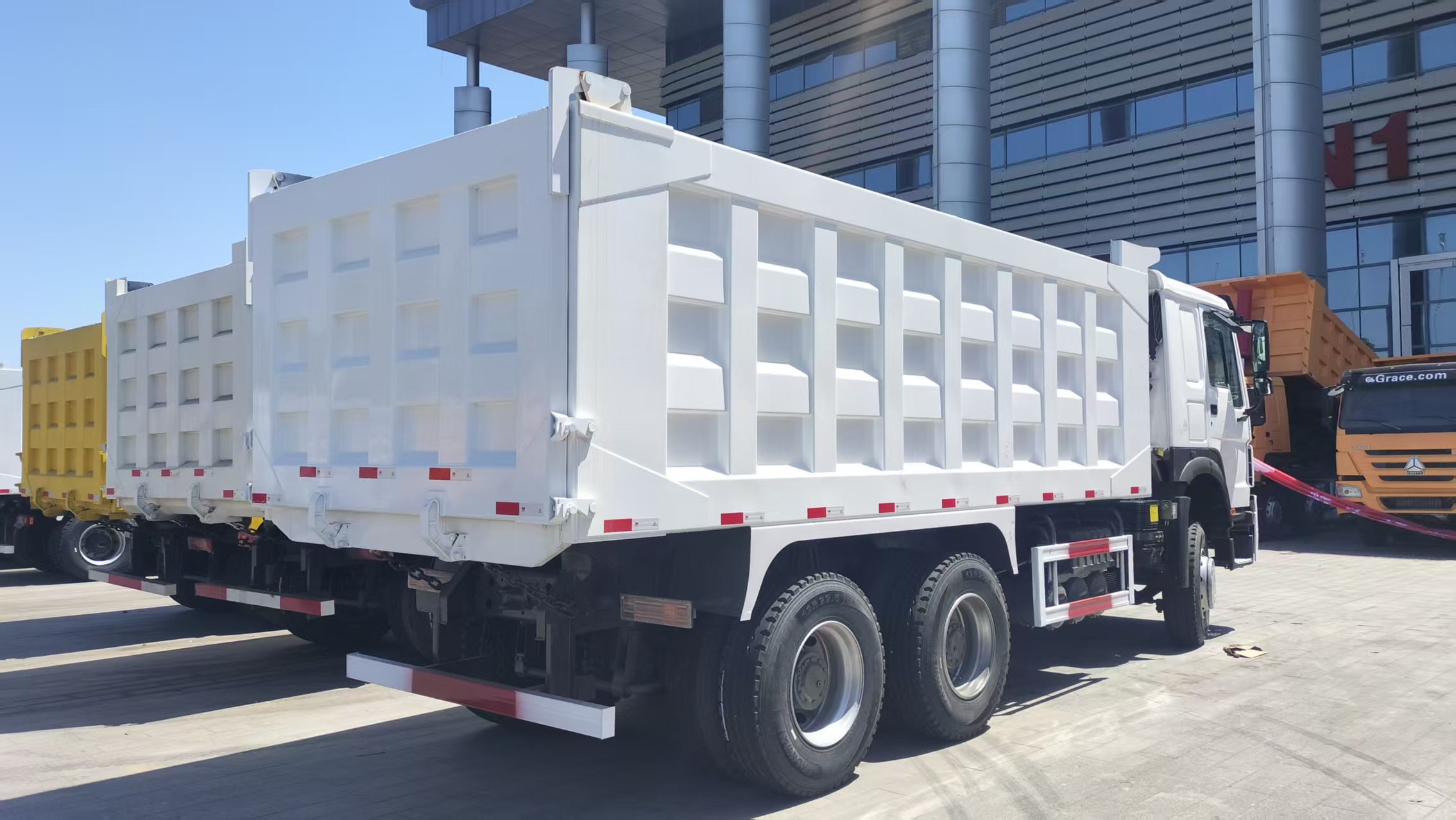 Camión volquete HOWO 6×4 de 380 CV para trabajo pesado, ideal para arena de minería y escombros de construcción.