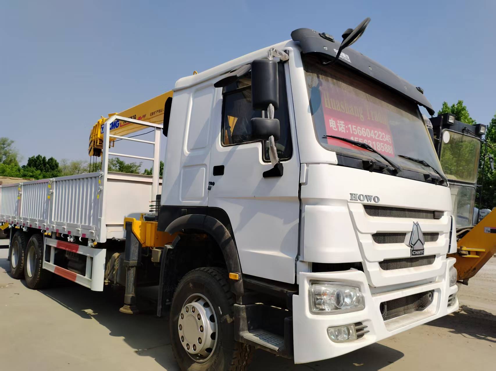 Camión grúa HOWO 6×4 montado sobre camión, grúa de pluma recta para elevación de materiales de construcción y transporte de carga.