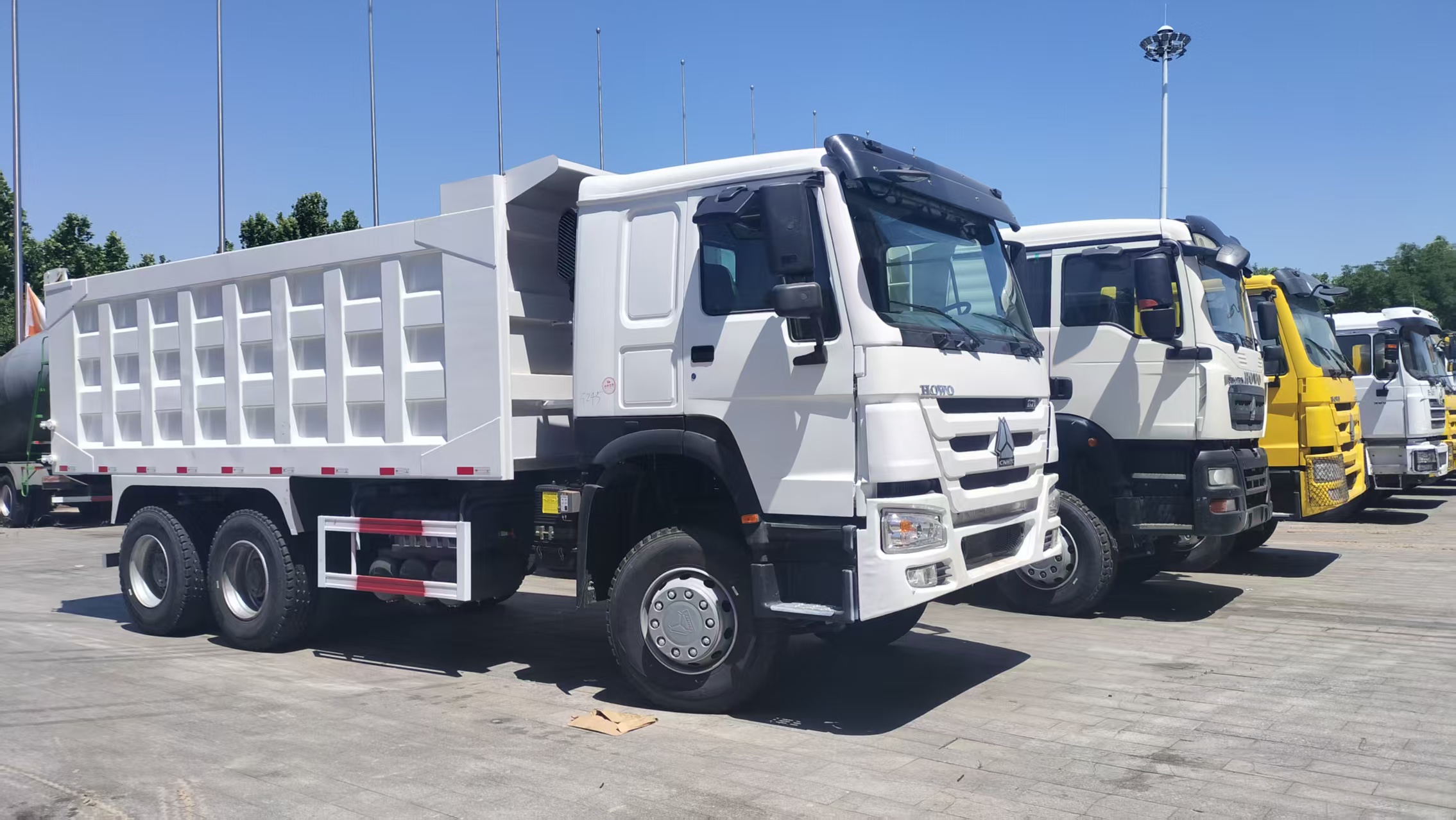 Camión volquete HOWO 6×4 de 380 CV para trabajo pesado, ideal para arena de minería y escombros de construcción.